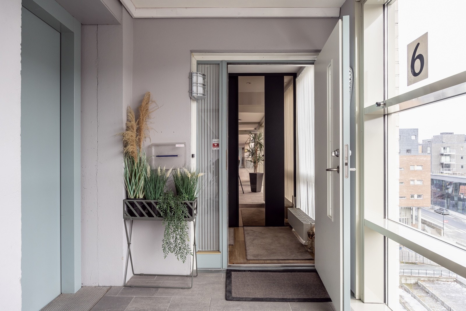 Leilighetens entré ligger rett ved heisen. Enkel adkomst ned til parkeringsplass. Galleribilde