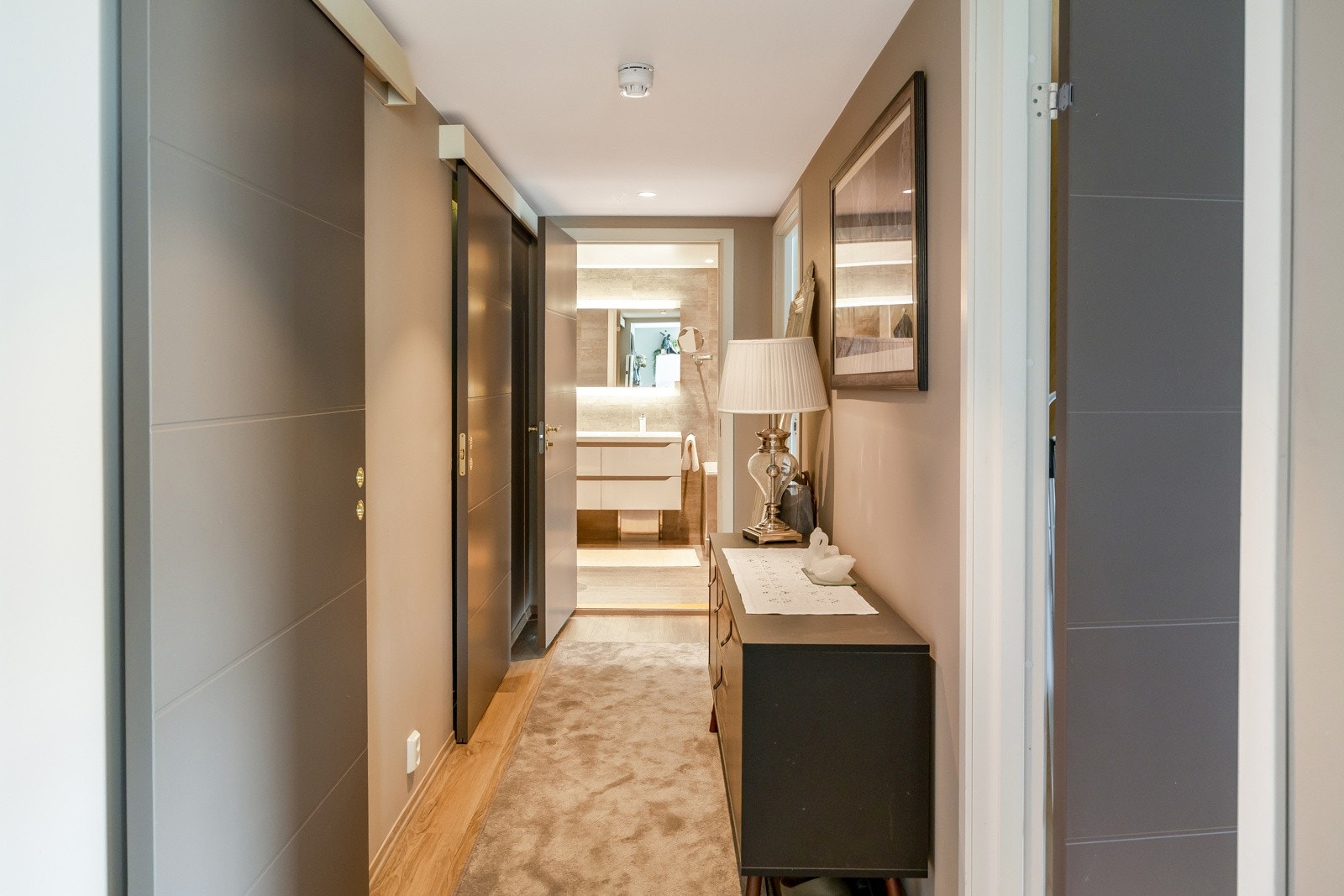 Gang fra stue til begge soverom, bad, vaskerom og bod. Galleribilde