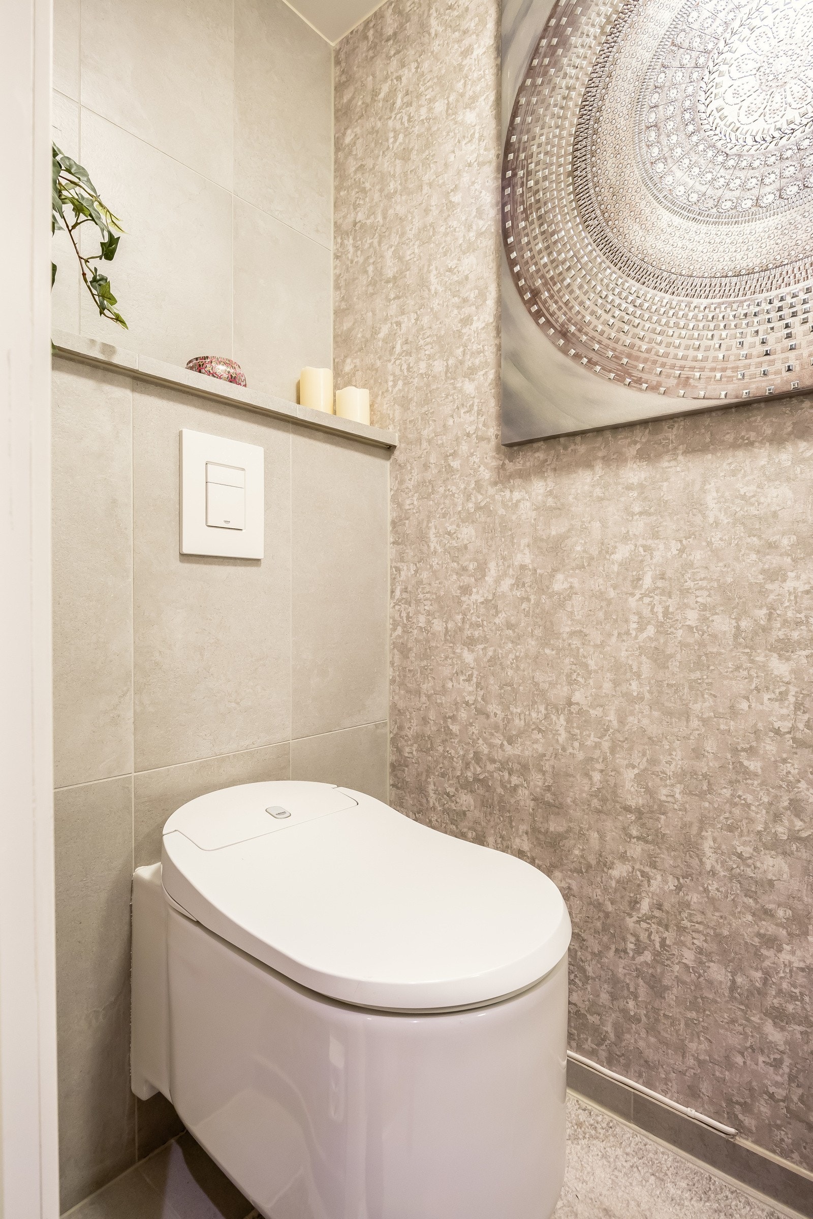 Separat toalettrom med spyletoalett og baderomsmøbel. Galleribilde