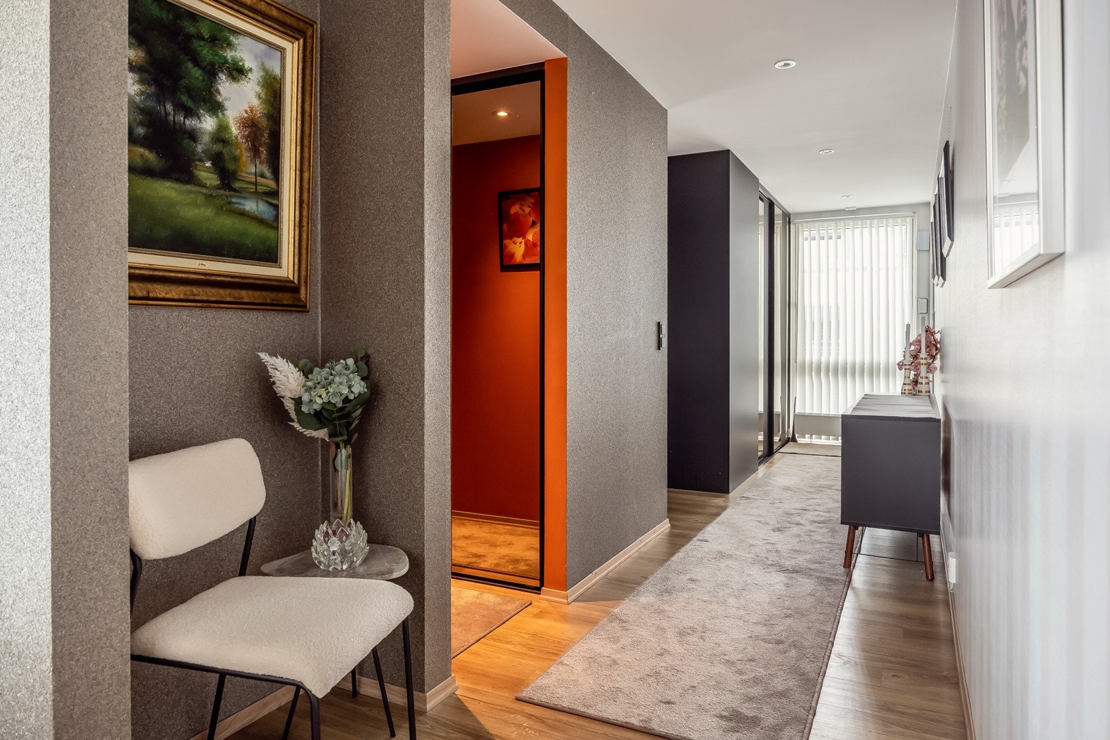 Man kommer inn i en romslig gang. Galleribilde