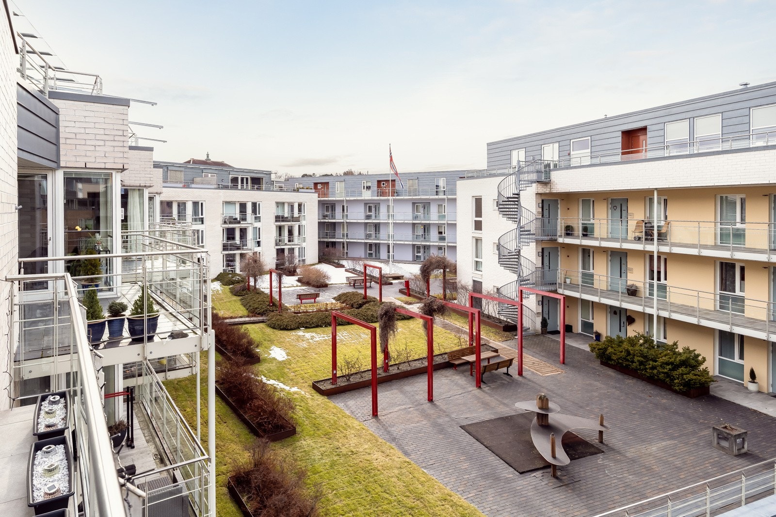 To etasjer ned fra leiligheten har sameiet en felles takhage med plen, beplantning og sittegrupper til fri benyttelse. Galleribilde