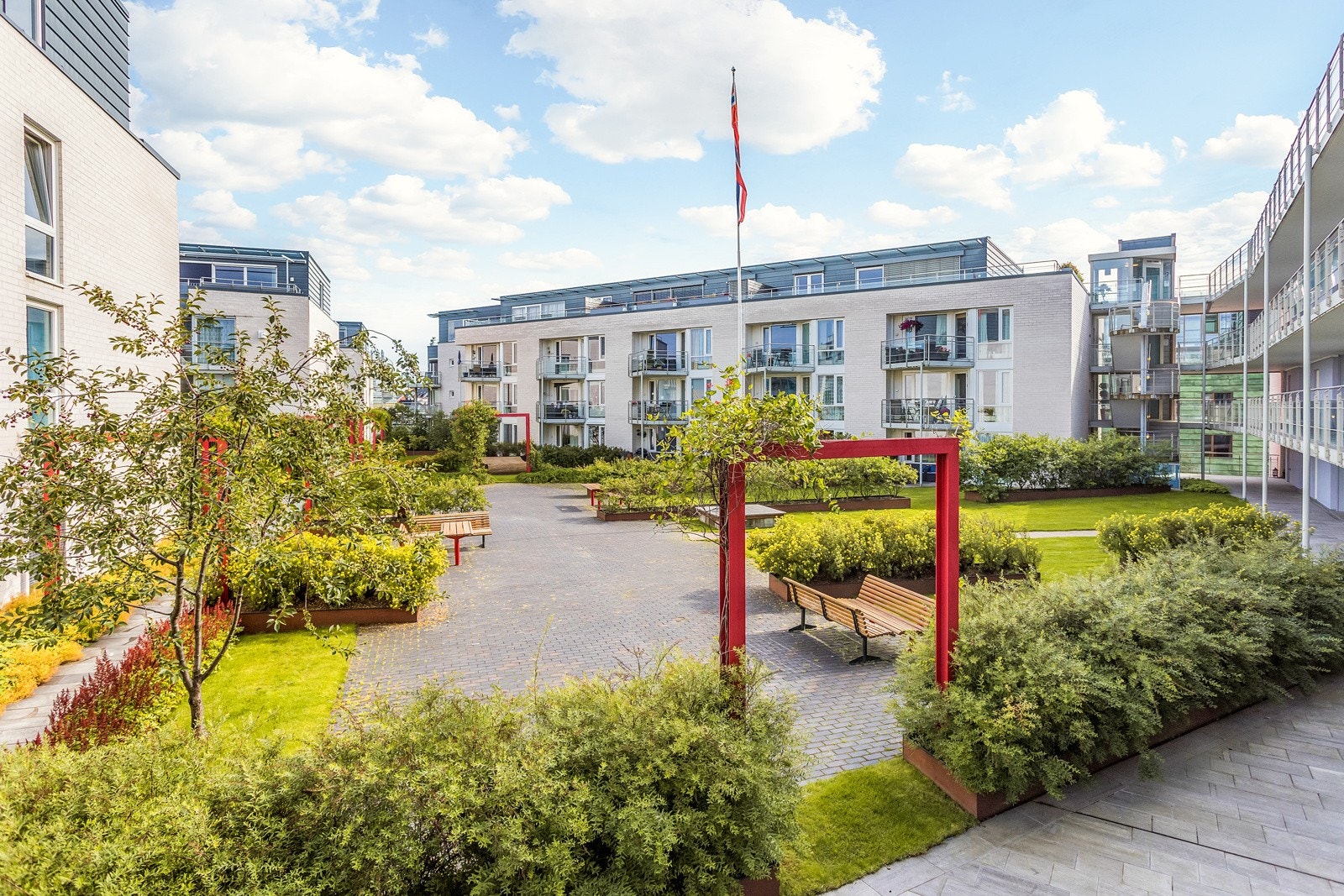 To etasjer ned fra leiligheten har sameiet en felles takhage med plen, beplantning og sittegrupper til fri benyttelse. Galleribilde