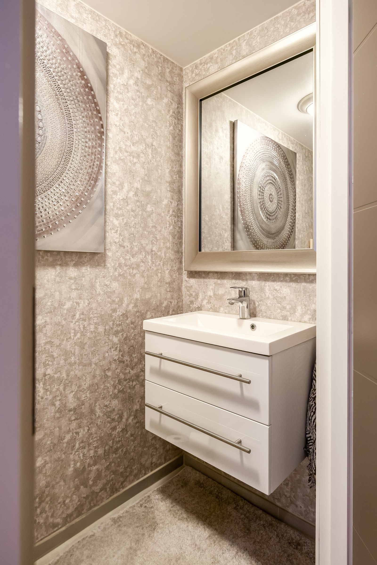 Separat toalettrom med spyletoalett og baderomsmøbel. Galleribilde