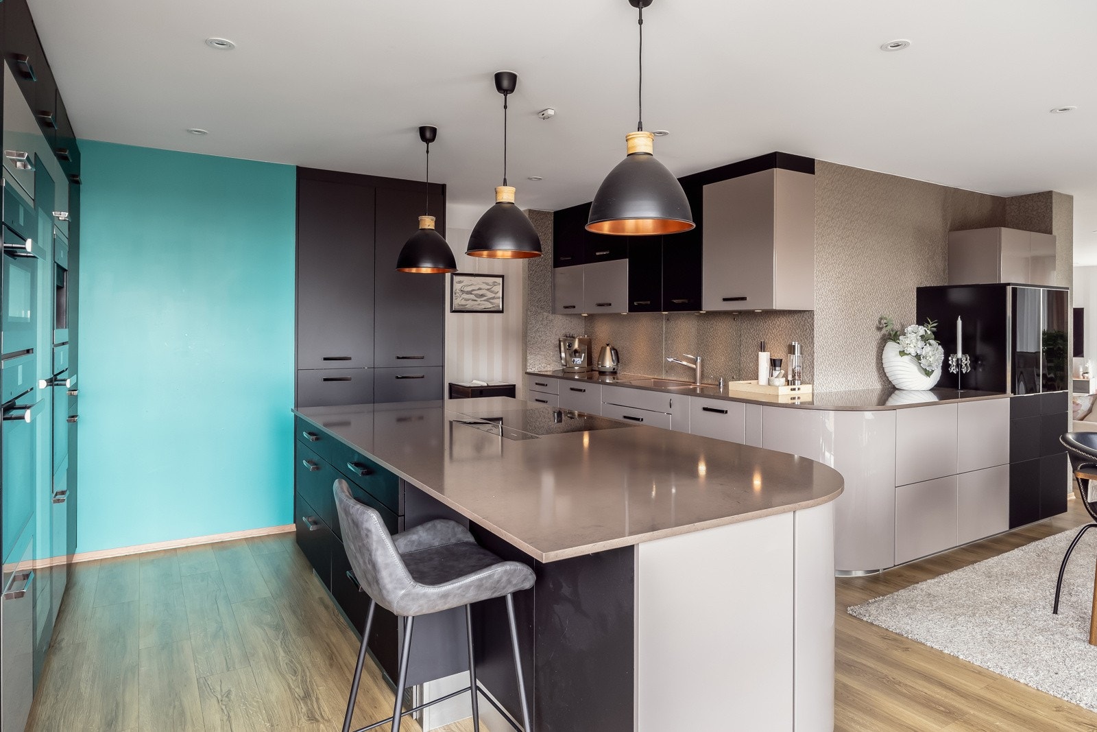 Innredningen har særdeles godt med både oppbevarings- og benkeplass. Galleribilde