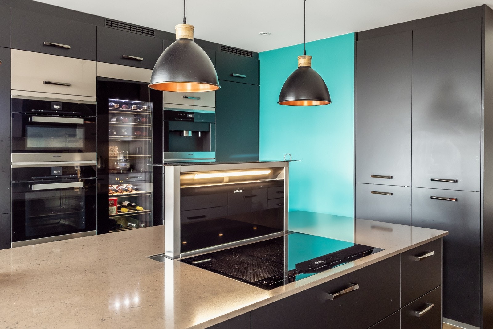 Innredningen har integrert stekeovn, dampovn, mikrobølgeovn, kaffemaskin, 2 kjøl-/fryseskap, oppvaskmaskin, 80cm platetopp og stort vinskap, alt fra Miele. Galleribilde