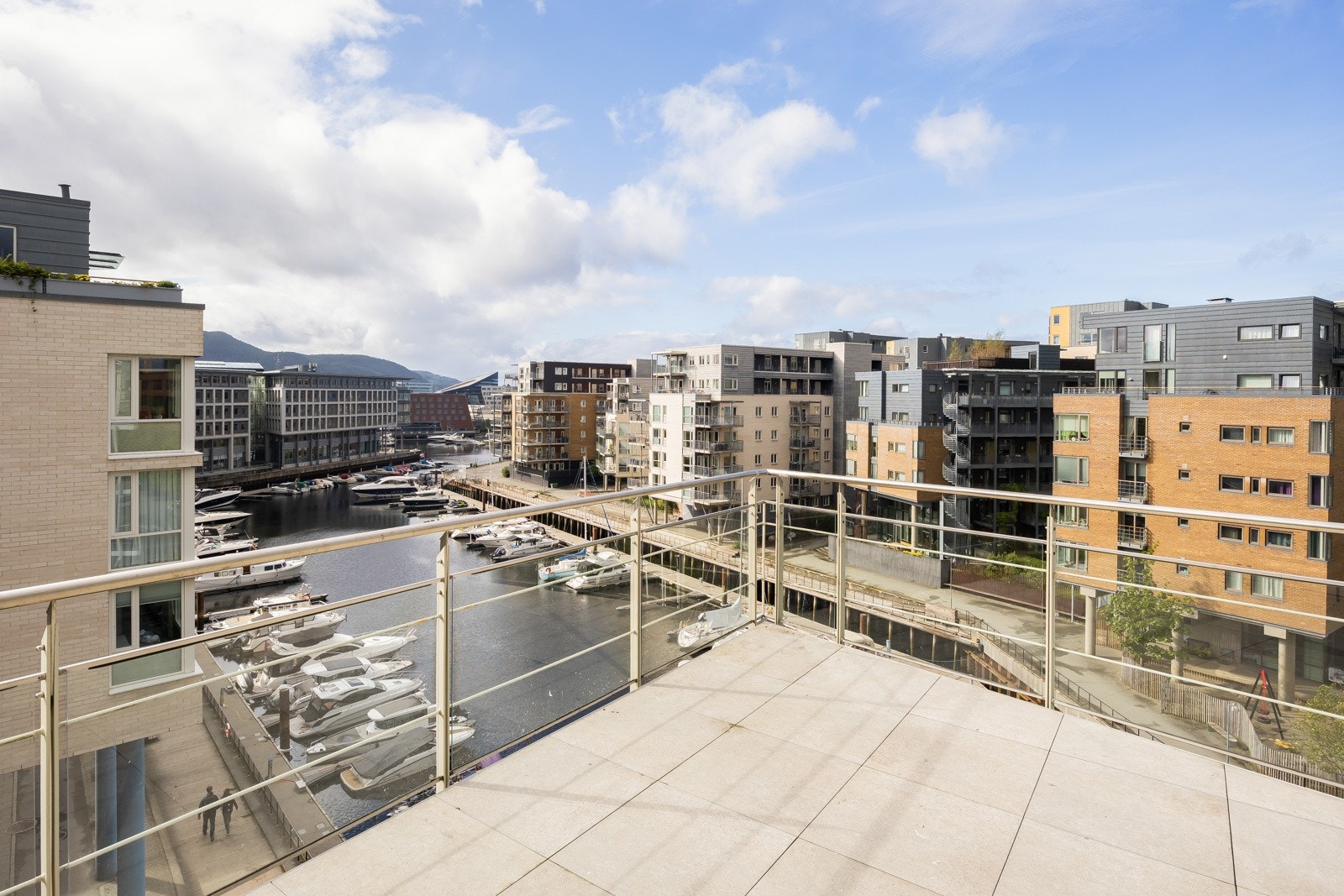 Leiligheten har en av områdetets beste beliggenheter og gode kvaliteter som høy standard, fast parkeringsplass, heis, to solrike verandaer og fin utsikt mot Rosenborgbassenget. Galleribilde