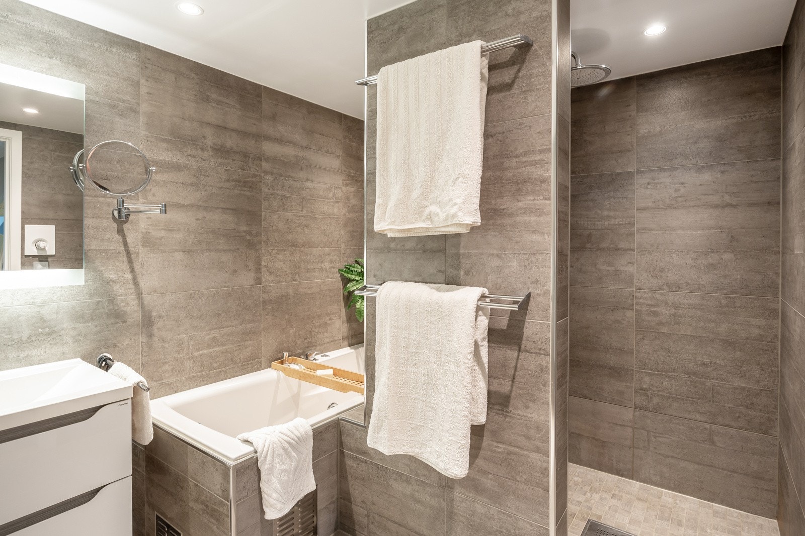 Her er vegghengt toalett, baderomsinnredning med dobbel servant, dusjnisje og boblebadekar. Galleribilde