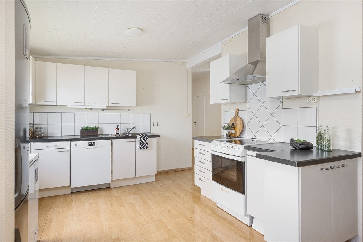 Romslig og praktisk kjøkken med oppvaskmaskin. Galleribilde