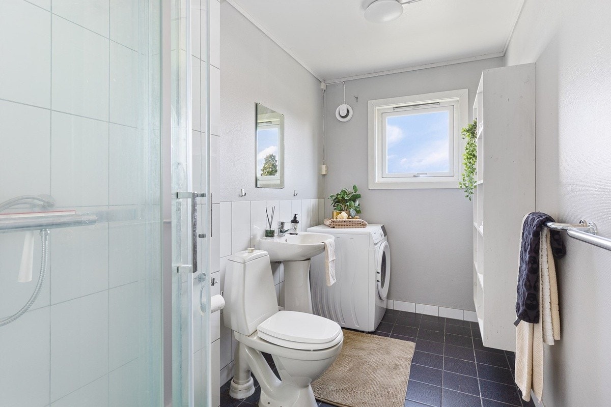 Bad med vaskemaskin. Galleribilde