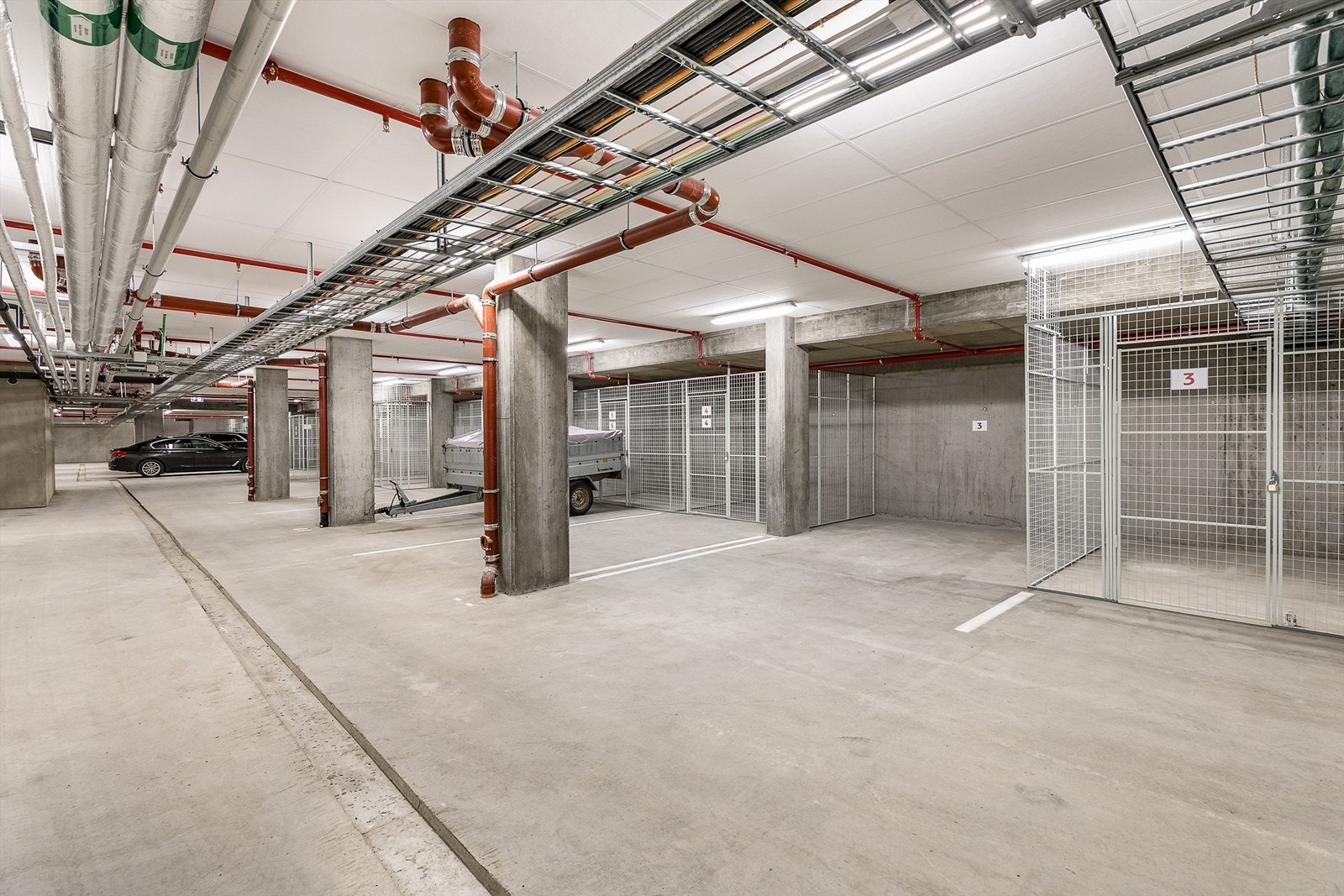 Leiligheten disponerer garasjeplass med tilknyttet gitterbod. Galleribilde