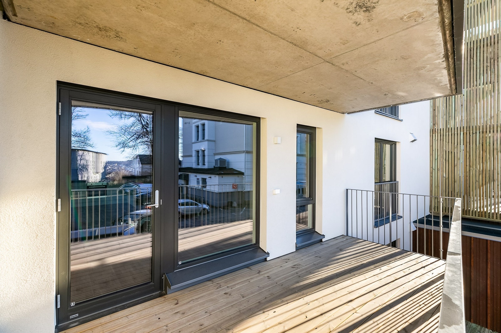 Balkongen er henvendt i vestlig retning, mot solens gang fra ettermiddag til kveld sommerstid. Galleribilde