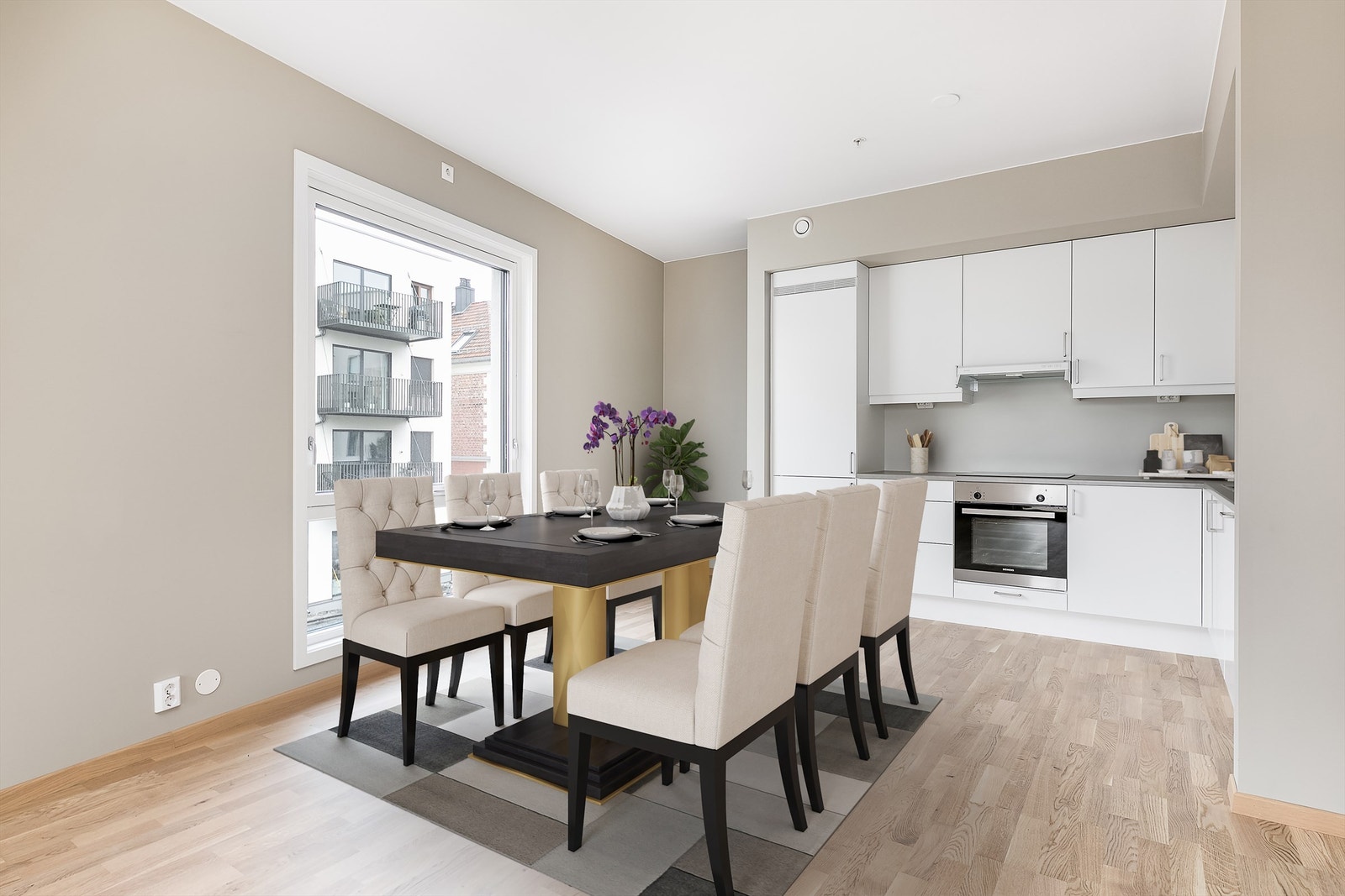 Arealet er effektivt disponert, blant annet med stue og kjøkken i åpen løsning. Alle rom har vannbåren gulvvarme. Bildet er digitalt møblert. Galleribilde