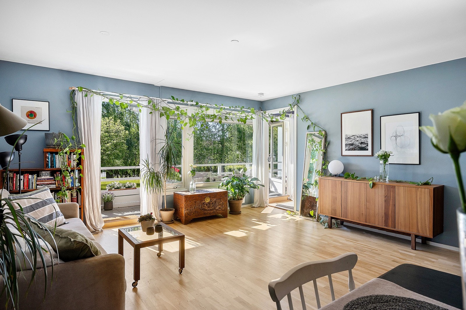 Romslig stue med direkte utgang til terrasse og idyllisk hage. Hagen oppleves stille og fredelig. Eget blomsterbed på rundt 7 meter nedenfor terrassen. Galleribilde