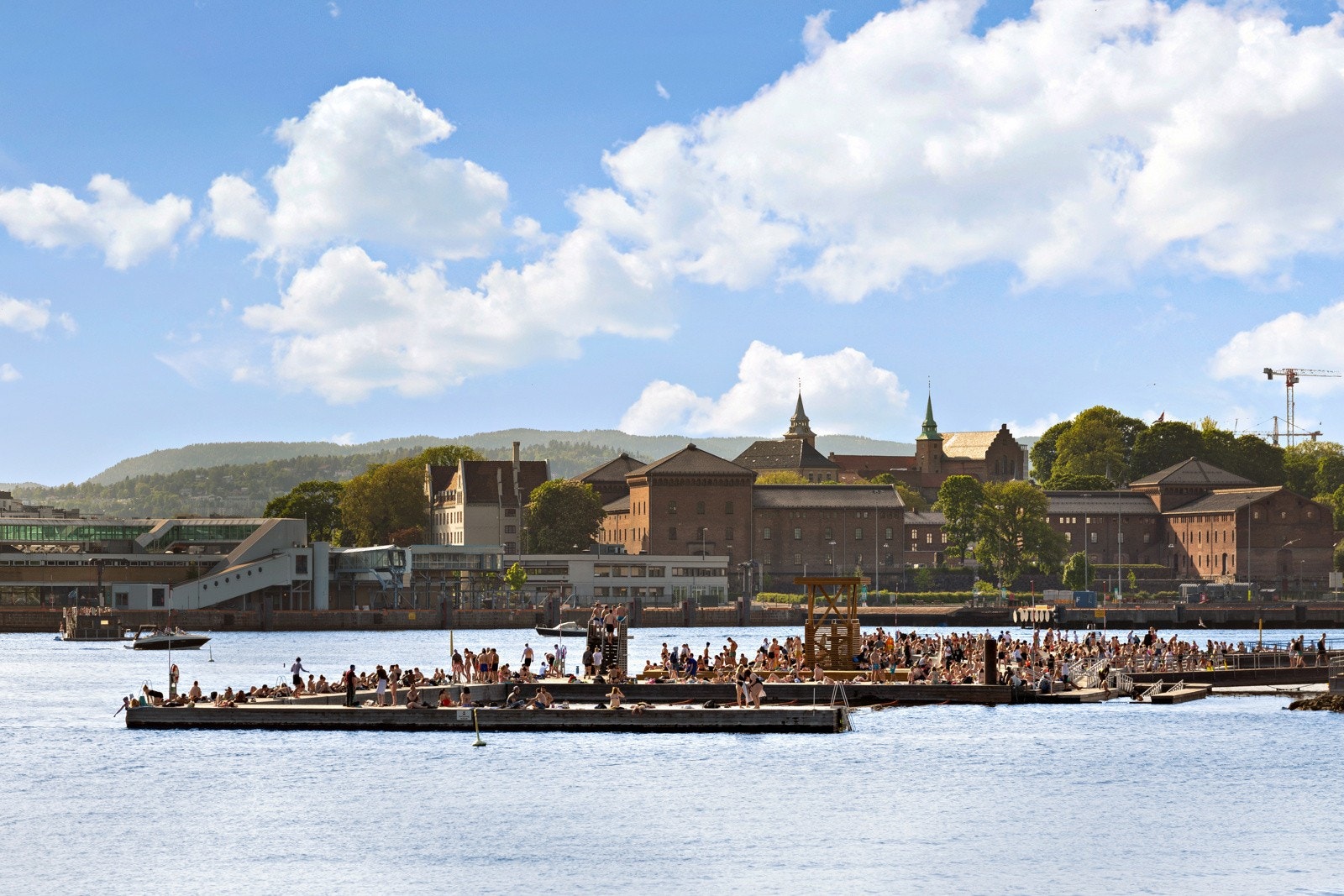 Ta sykkelen eller bussen til populære Sørenga Sjøbad, perfekt for varme sommerdager og forfriskende bad. Galleribilde