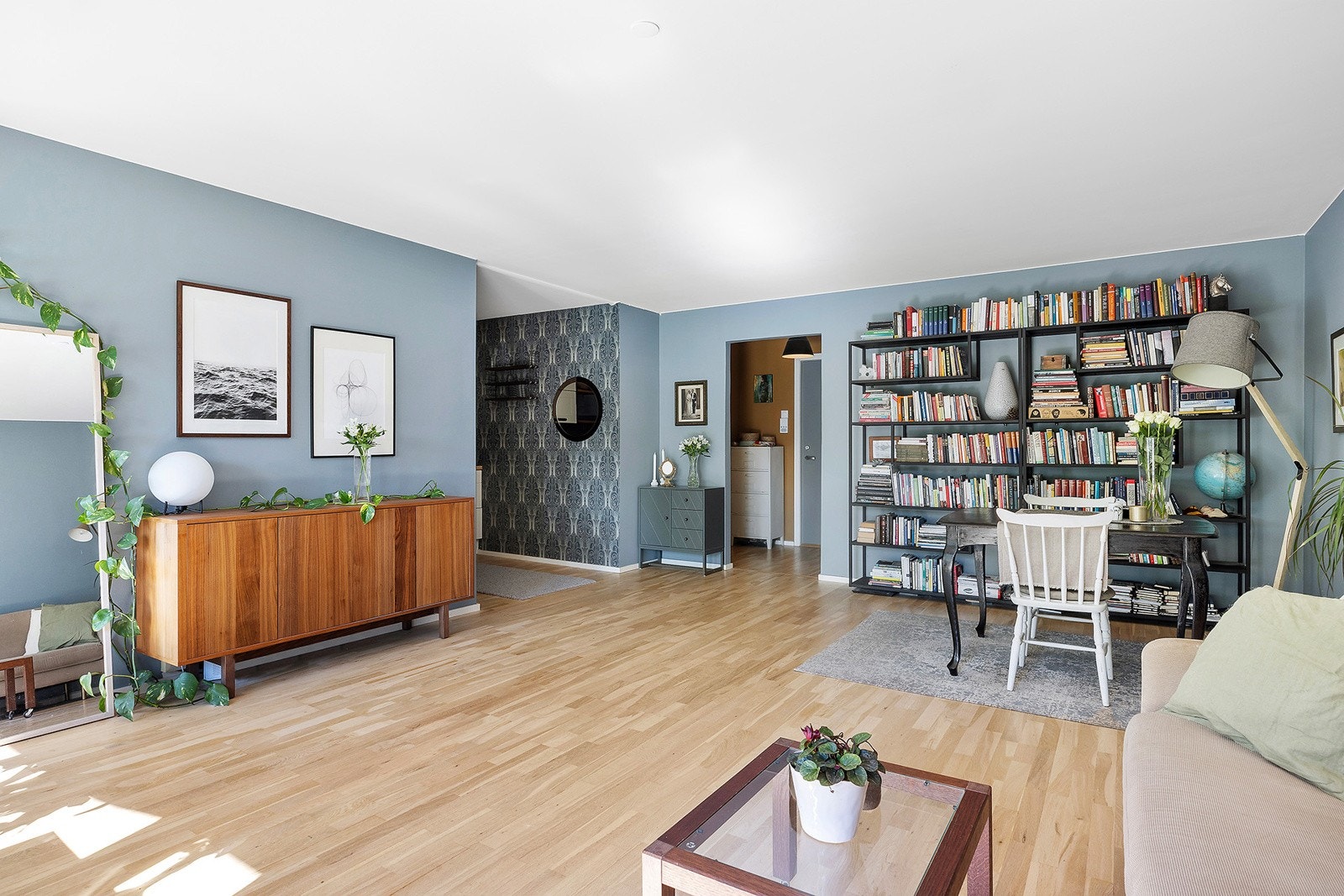 Eikeparketten i stue, gang og garderobeskap ble slipt av fagfolk i 2020, og nye lister lagt. Bokhyller fra merket Woood kan medfølge. Galleribilde