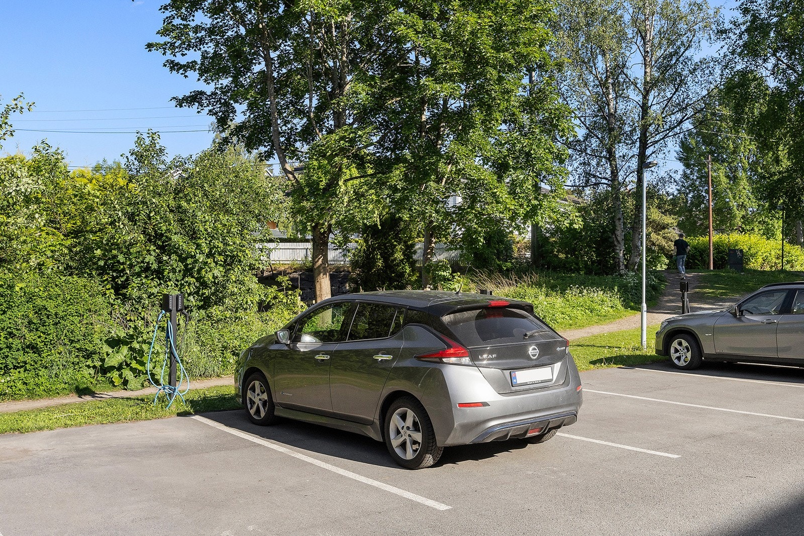 Egen parkeringsplass med elbil-lader medfølger salget. Galleribilde