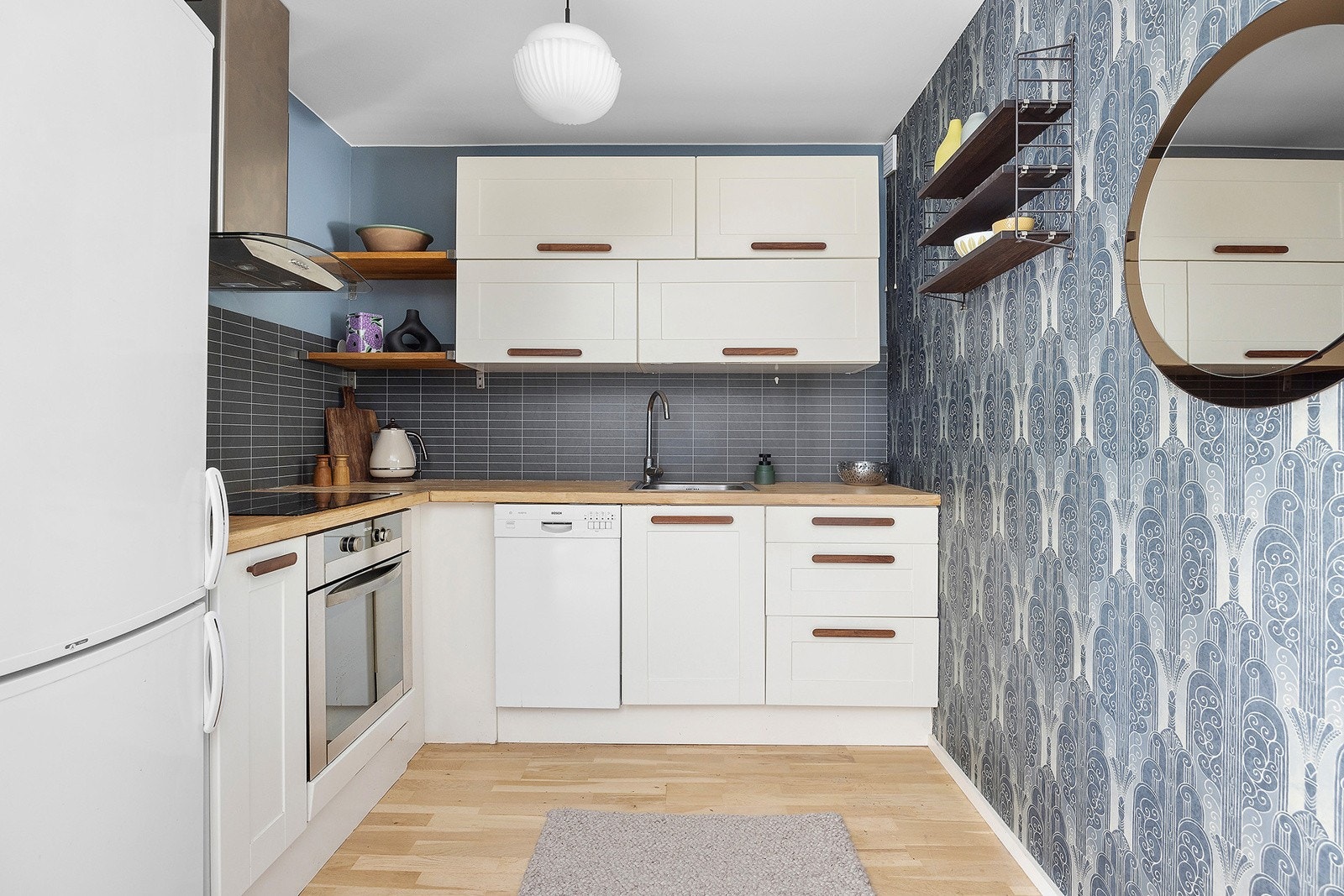 Kjøkkenet har rikelig med både benke og skapplass, her er det god plass til matlaging og oppbevaring. Galleribilde