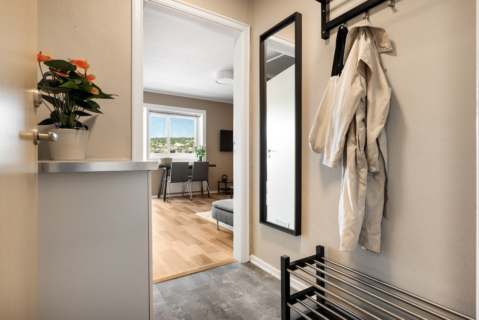 Separat entré gir en praktisk løsning som gjør det enklere å holde oppholdsrom ryddig og organisert. Galleribilde