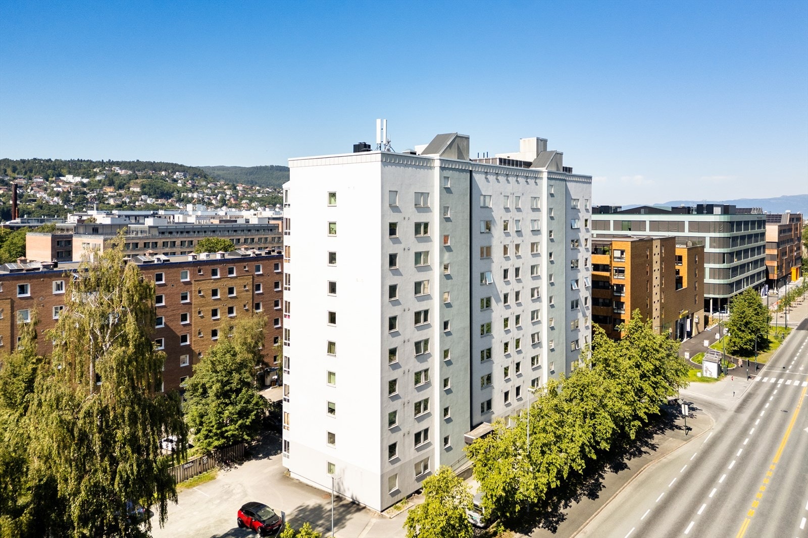 Velholdt bygningsmasse hvor det ble utført bl.a. etterisolering, nye vindu og dører og utbedring av el-anlegg i 2013. Galleribilde