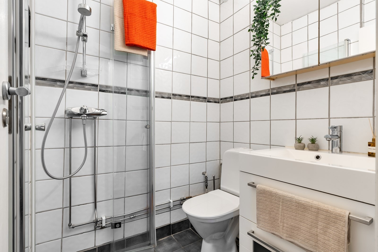 Lyst og flislagt bad med baderomsinnredning fra 2020. Galleribilde