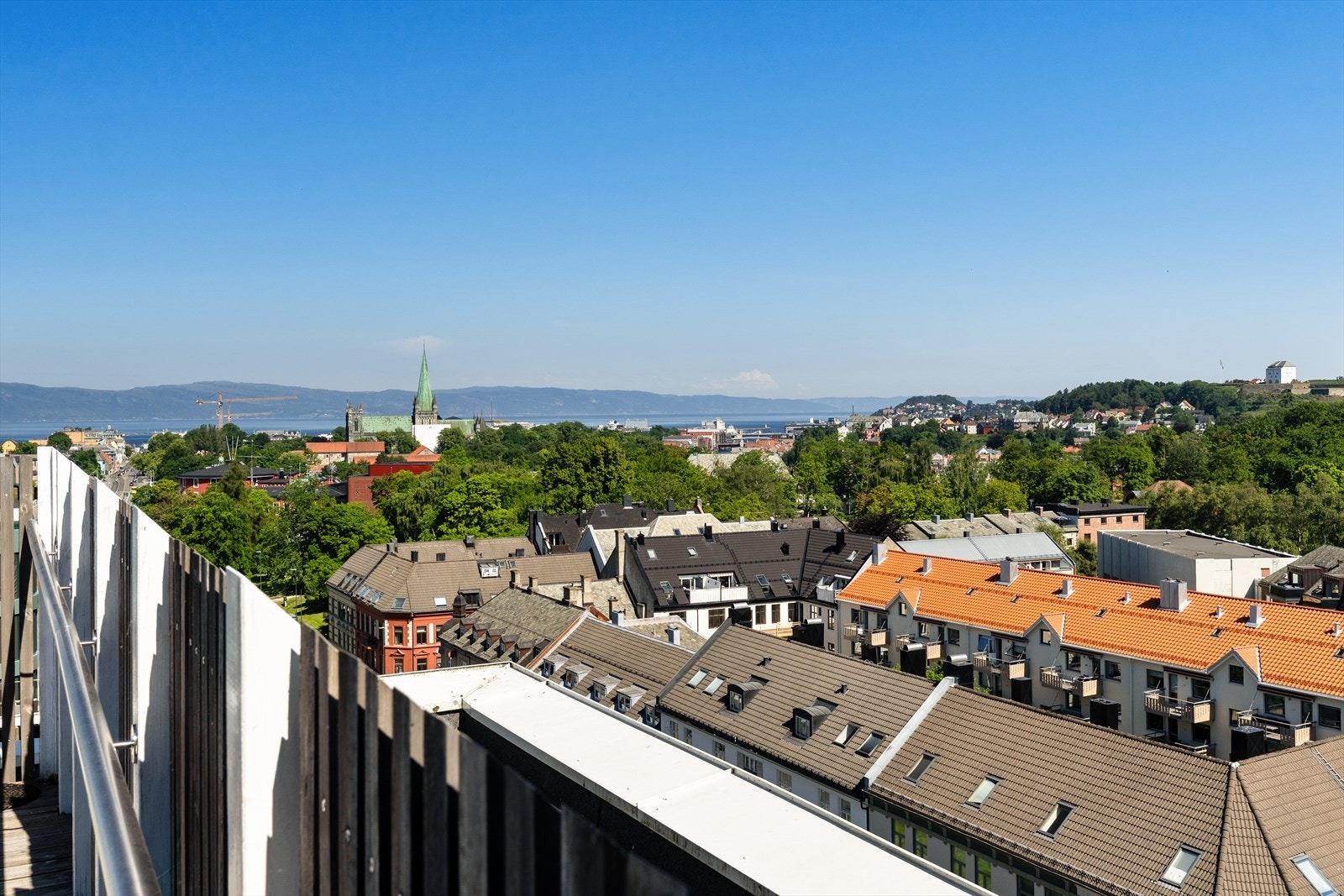 Nært studiesteder som bl.a. NTNU, SINTEF, HIST, St. Olavs, BI handelshøyskole m.m. Rett utenfor leiligheten er det busstopp med hyppige avganger. Galleribilde