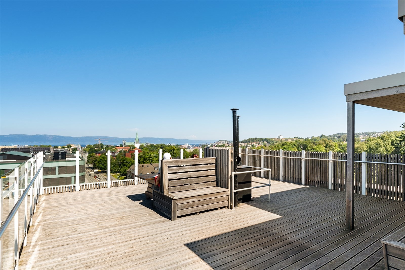 Det er en stor, herlig takterrasse for beboerne i Elgeseter gt 26. Her er det fantastisk utsikt i alle retninger av byen og sol hele dagen. Galleribilde
