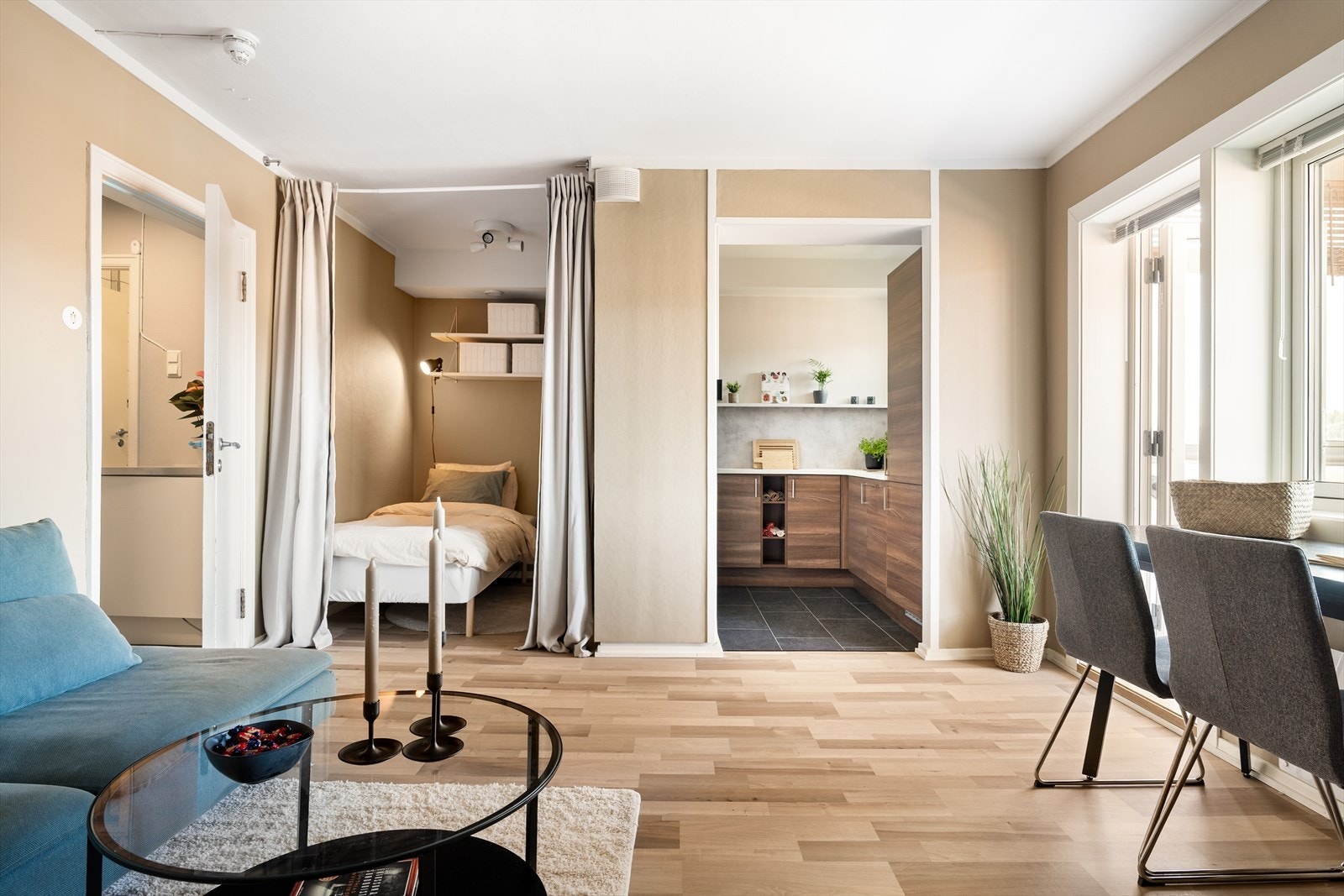 Det er naturlige skiller mellom stue, kjøkken, sovealkove og entre som gir flere soner i leiligheten. Galleribilde