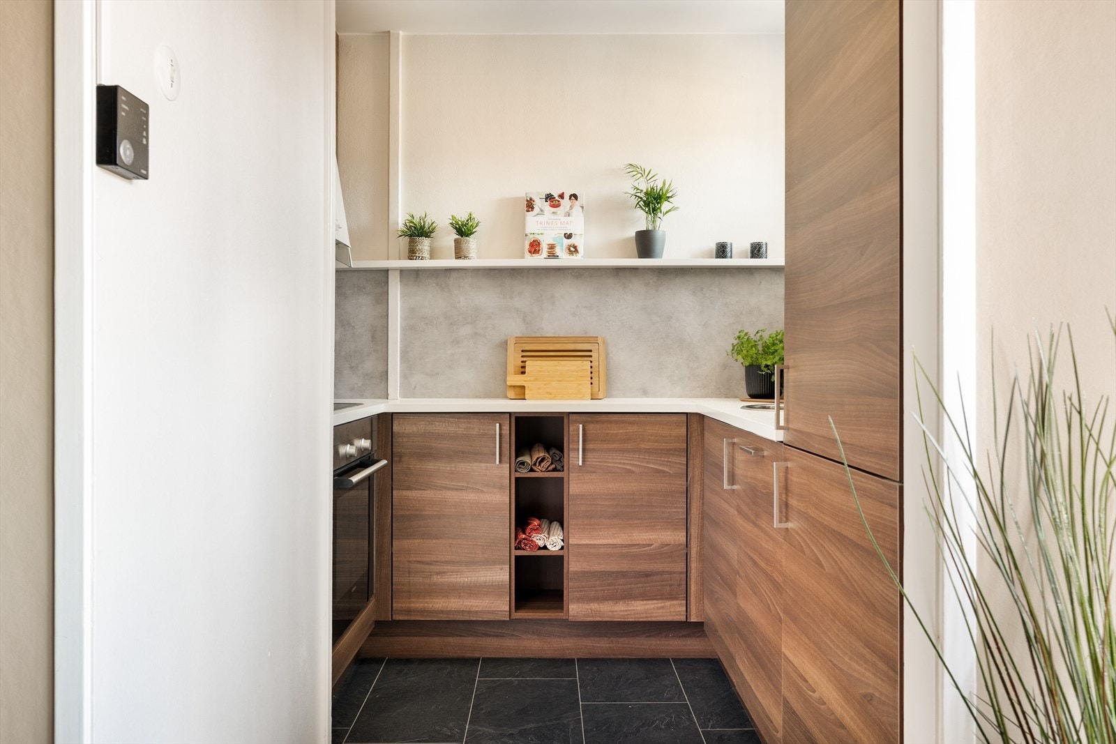 Stilrent og moderne kjøkken med integrerte hvitevarer som medfølger handelen. Galleribilde