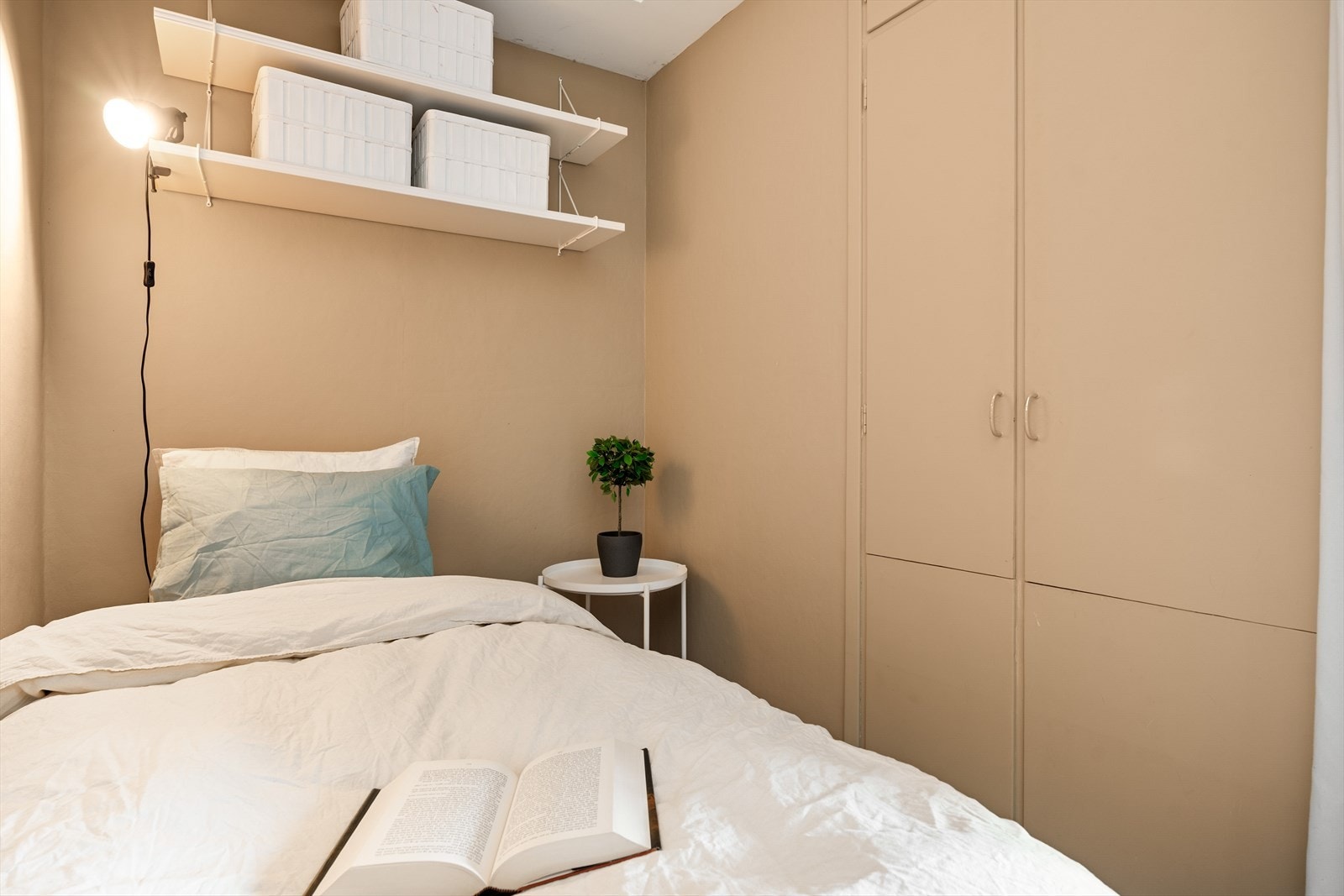 Sovealkoven har integrert garderobeskap som frigjør plass til annet møblement og gir en praktisk løsning for oppbevaring. Galleribilde