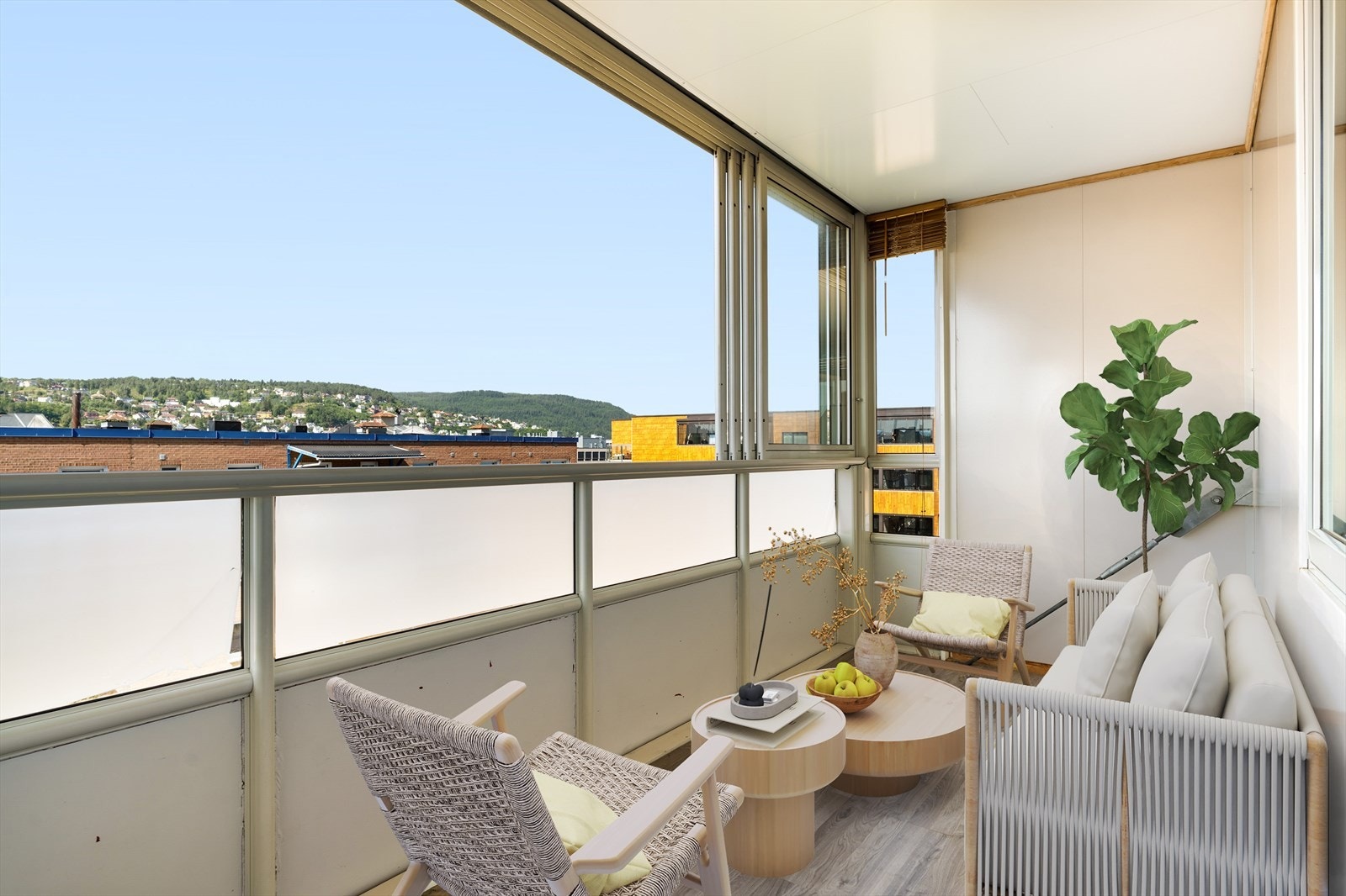 Innglasset balkong fungerer godt som en utvidelse av stuen store deler av året. Galleribilde