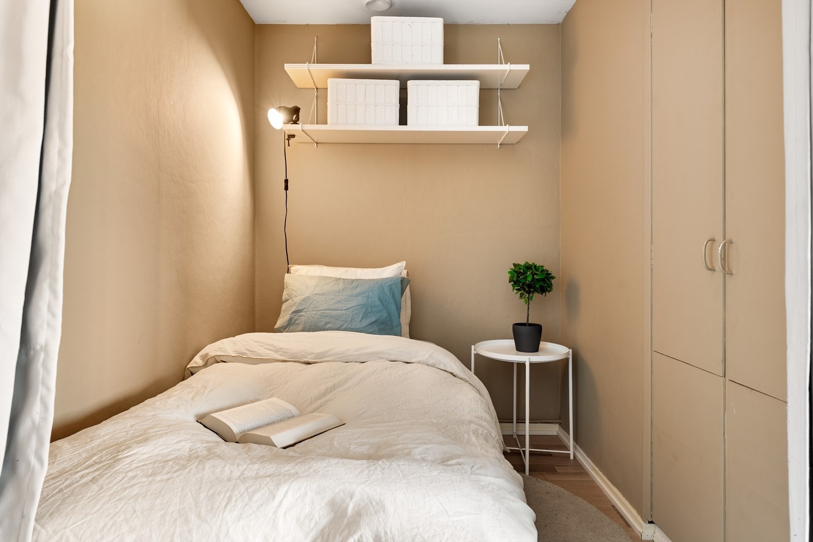 Lengde på kortveggen der sovealkoven befinner seg er 1,68m som vil si at man får plass til en større seng dersom man foretrekker det. Galleribilde