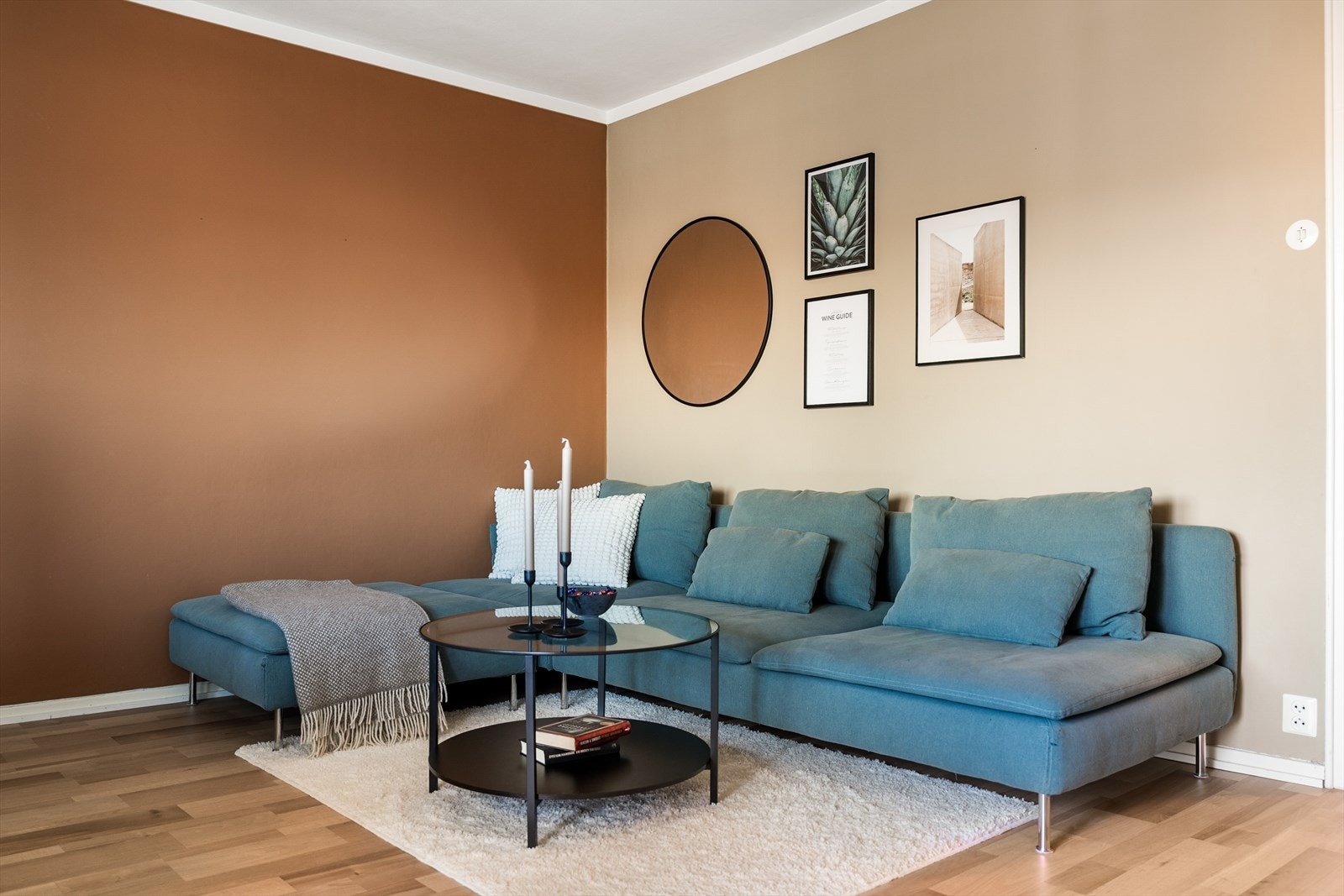 Veggene i leiligheten er malt i moderne og tidsriktige fargekombinasjoner som harmonerer godt med parketten på gulvet. Galleribilde