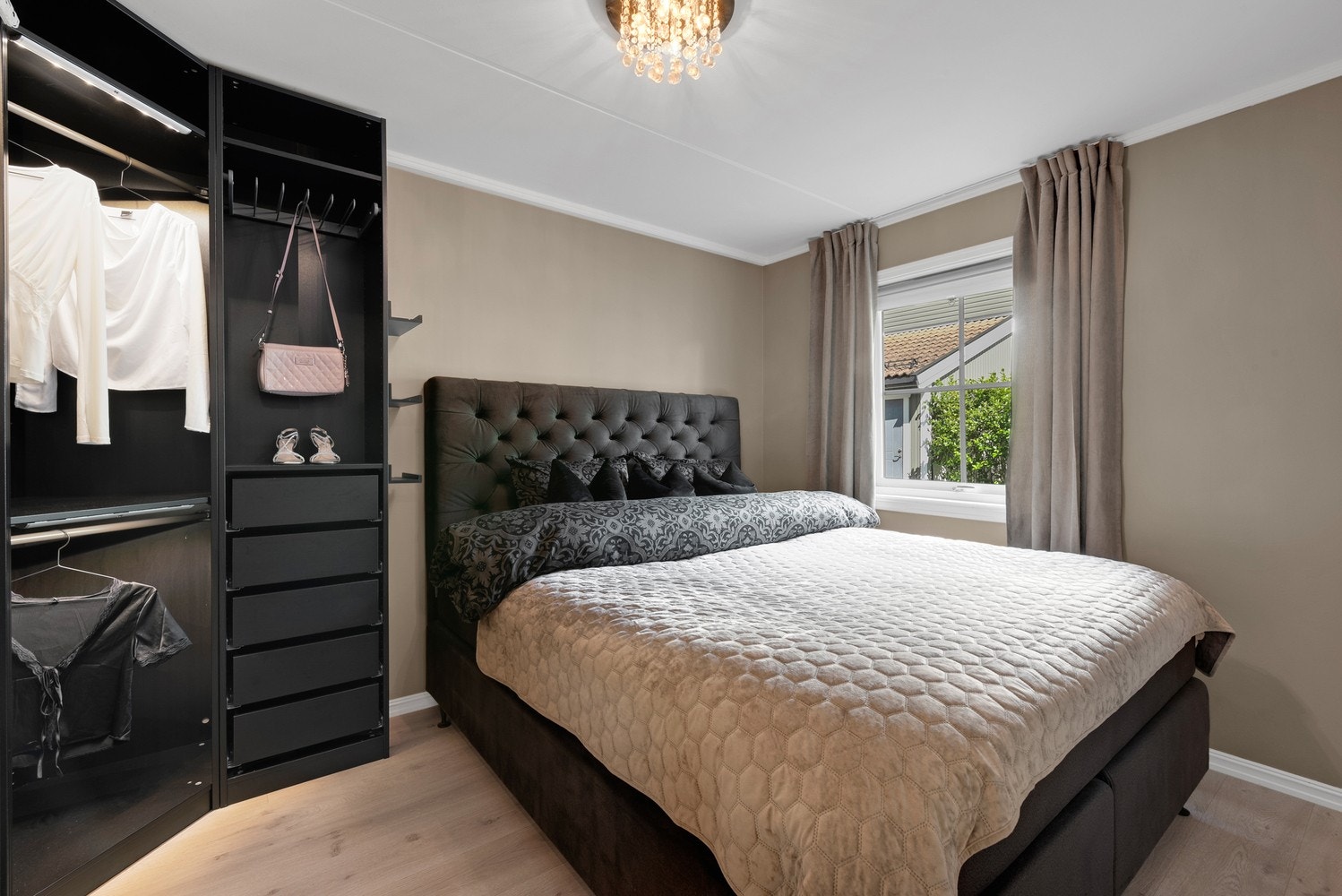 Leiligheten har to flotte og romslige soverom med god plass både til seng og møbler. Hovedsoverommet har plass til en stor dobbeltseng med tilhørende møblement. Galleribilde