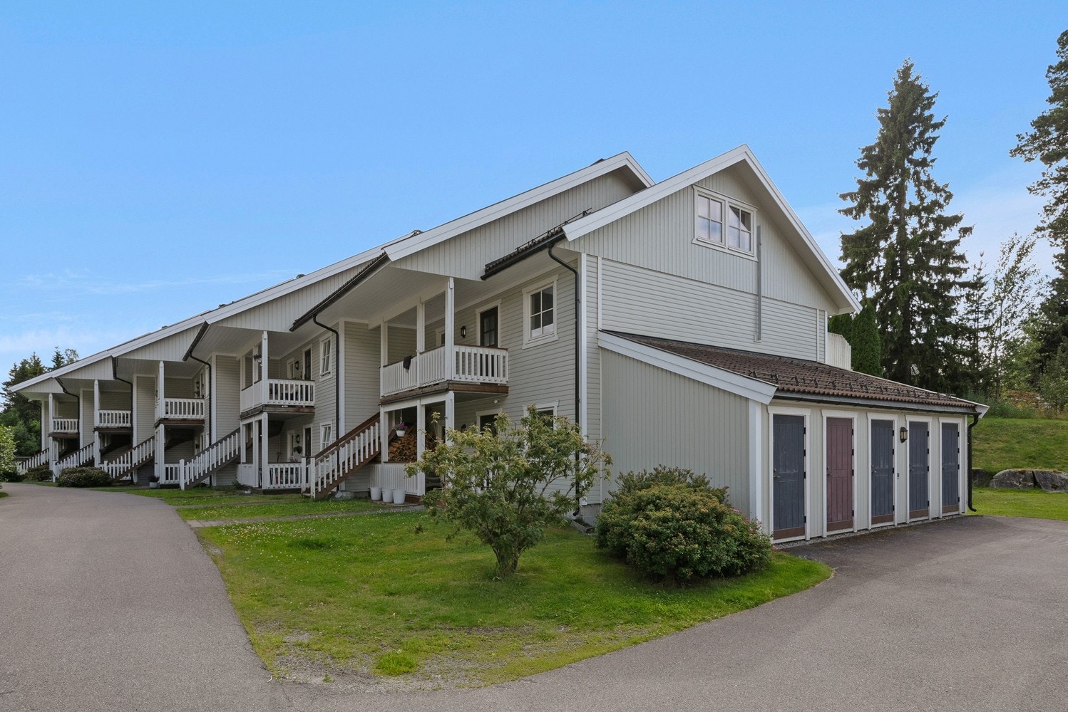 Leiligheten ligger i et landlig og sentralt boligområde på Dalstunet, ca. 2,2 km sørvest for Langhus i Nordre Follo kommune. Et godt opparbeidet gang- og sykkelstinett sikrer trygge skoleveier. Velkommen på visning! Galleribilde