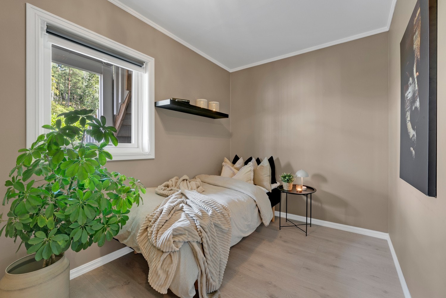 Soverom nummer to egner seg ypperlig som barnerom, gjesterom eller kontor! Alt etter behov! Galleribilde