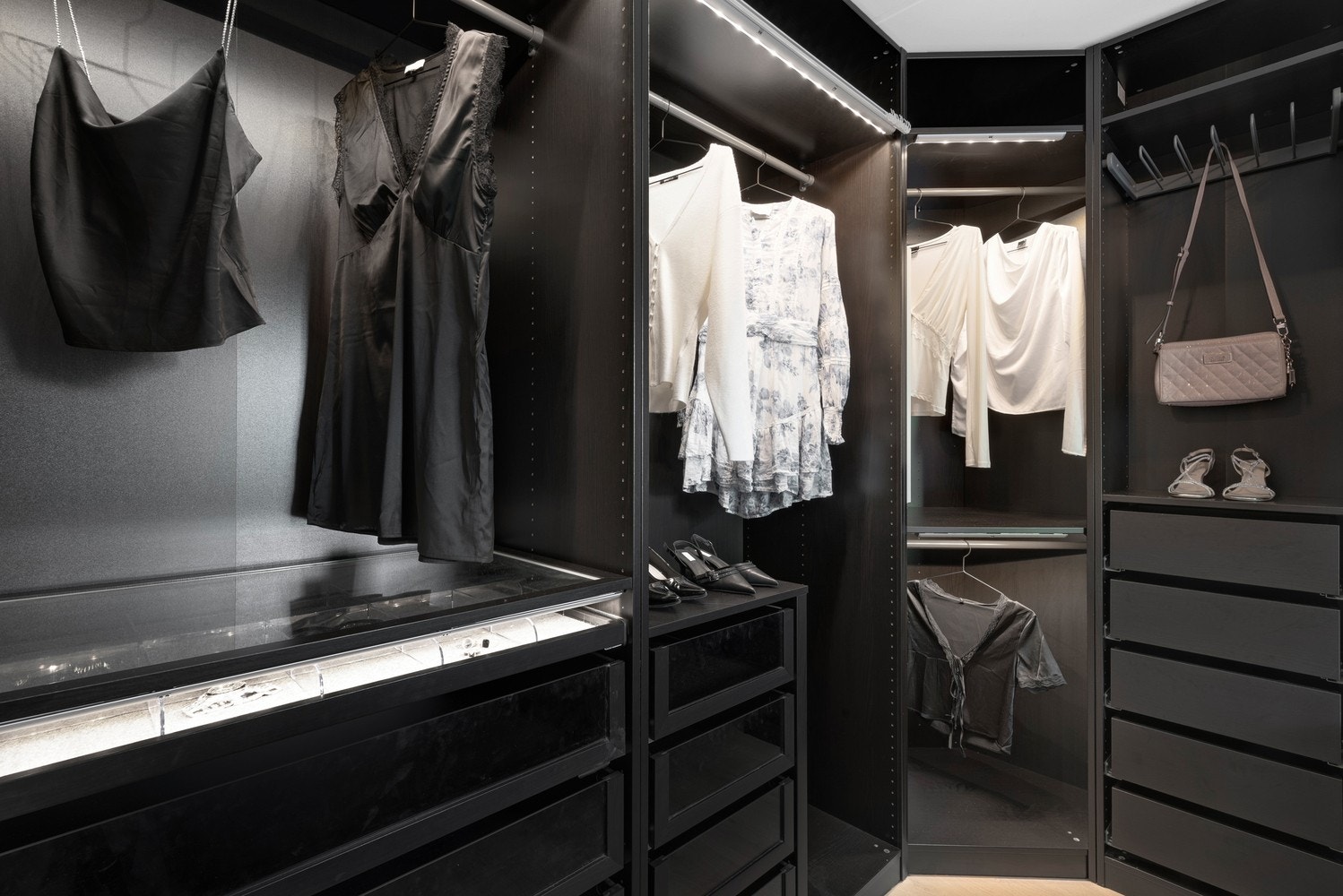 Hovedsoverommet har også en stor og flott garderobe for oppebevaring! Galleribilde