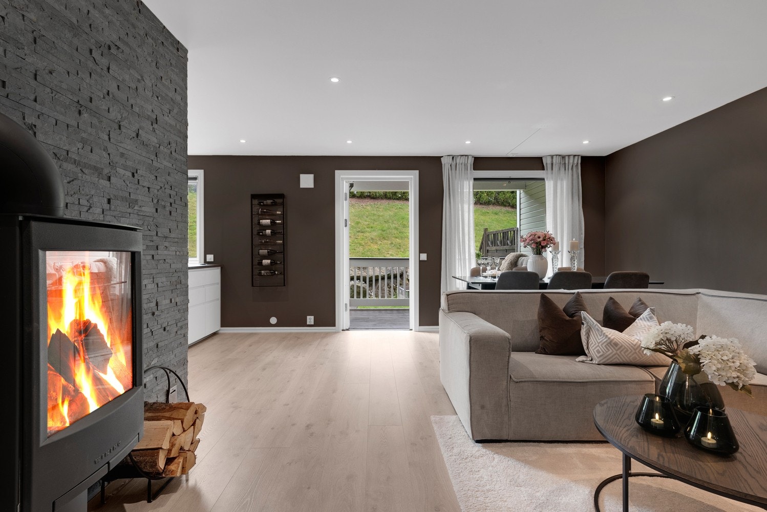 Stuen blir boligens sosiale rom! Stuen har en delvis åpen løsning mot kjøkkenet. Galleribilde