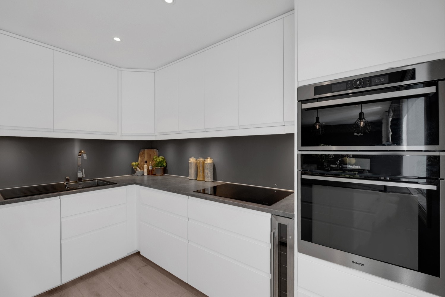 Kjøkkenet er godt utstyrt med integrerte hvitevarer slik som kjøleskap, oppvaskmaskin, induksjonstopp, vinskap, micro og stekeovn. Galleribilde