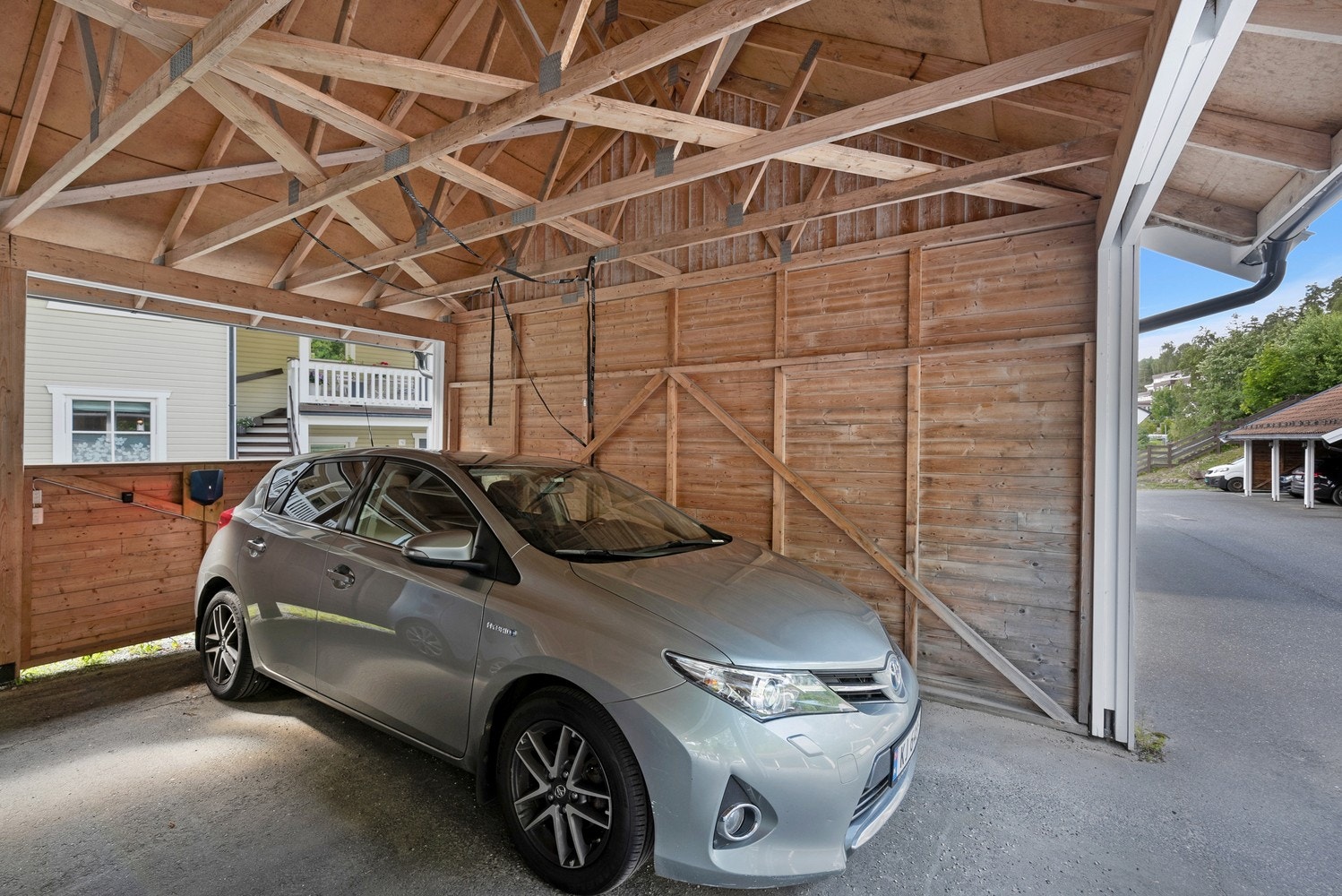 Det følger 1 carport med hver seksjon.
Utenom det kan man parkere i mellom carportene for både eier og gjester hele døgnet uten kostnader. Kan parkere på barnehagen sin parkeringsplass etter kl 17:00 i ukedager og hele dagen i helger uten kostnader. Galleribilde