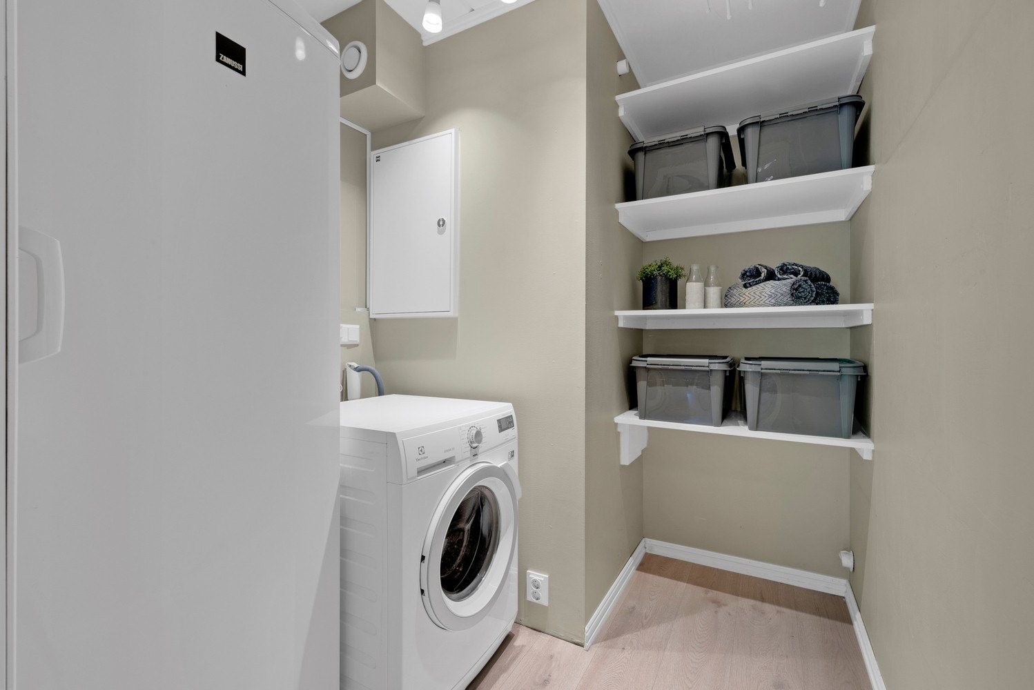 Boligen har en praktisk innvendig bod til oppbevaring. Rommet har laminat på gulvet og malte plater på veggene. Det er etablert opplegg for vaskemaskin, og det er etablert vannstoppesystem. Galleribilde