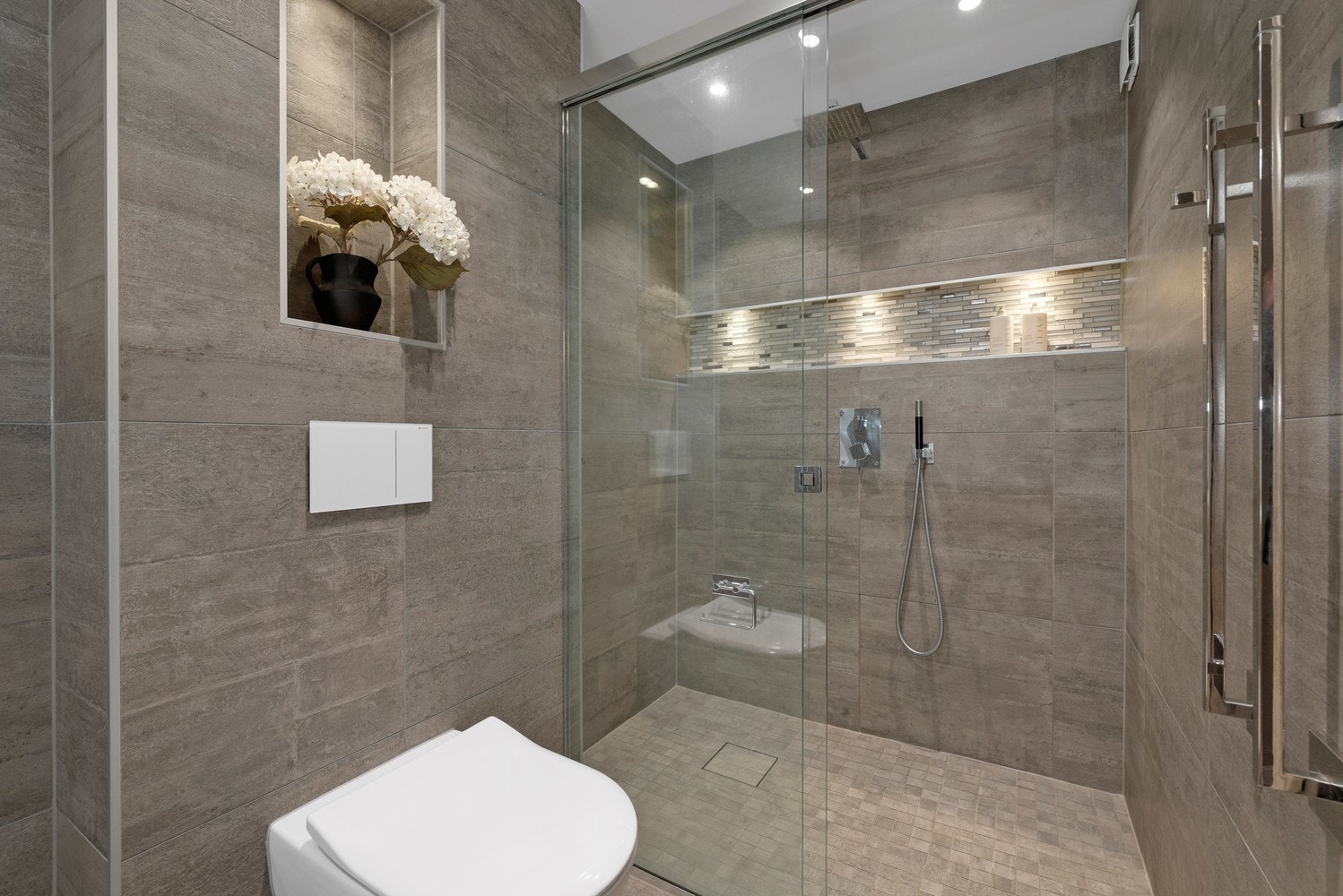 Boligens baderom er meget pent og innbydende! Det er flislagt med varmekabler i gulv. Badet ble pusset opp i 2017 av tidligere eier. Galleribilde