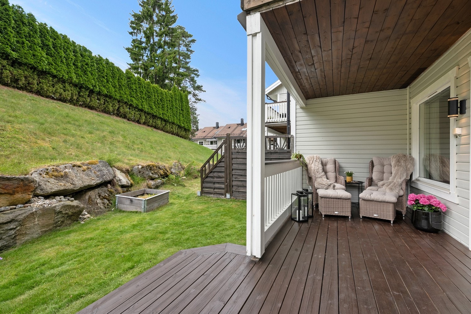 Det er utgang til den solrike uteplassen fra stuen. Galleribilde