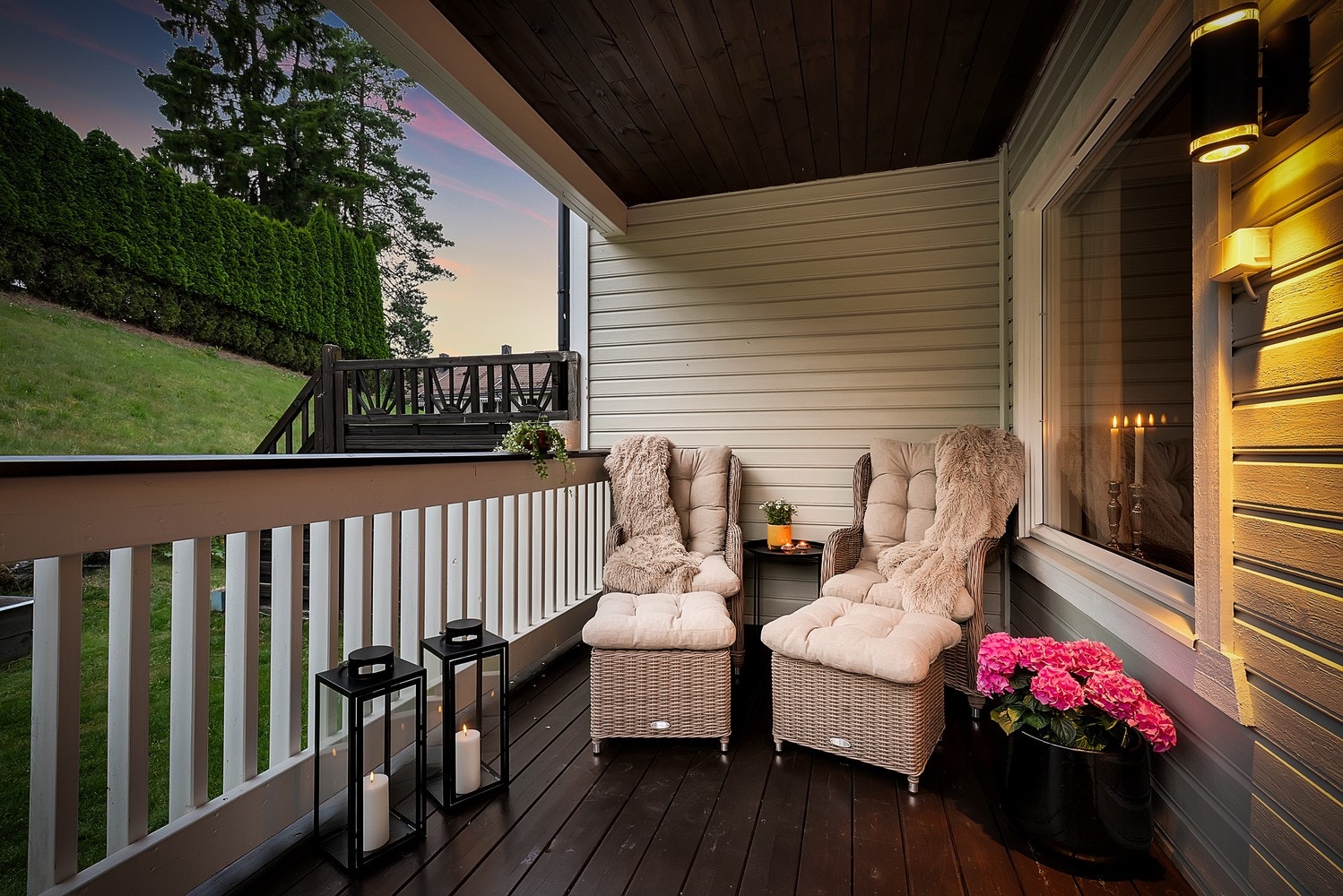 Leiligheten har fine uteplasser på begge sider, inkludert en stor terrasse og egen solrik hage. Beliggenheten er ideell for pendlere og barnefamilier, med barnehage på feltet, kort vei til skole, turområder og kun 10 minutters gange til Langhus stasjon. Galleribilde