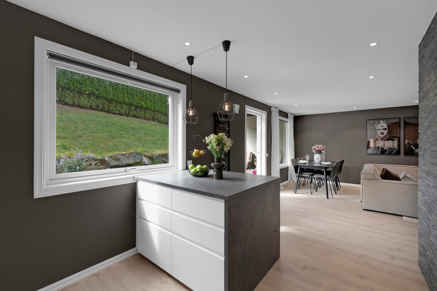 Det ligger i delvis åpen løsning med kjøkkenøy mot stuen. Galleribilde