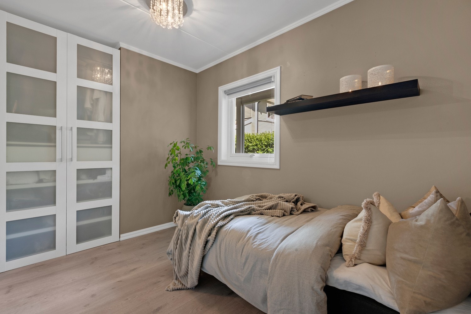 Soverommet har også et garderobeskap for oppbevaring. Galleribilde