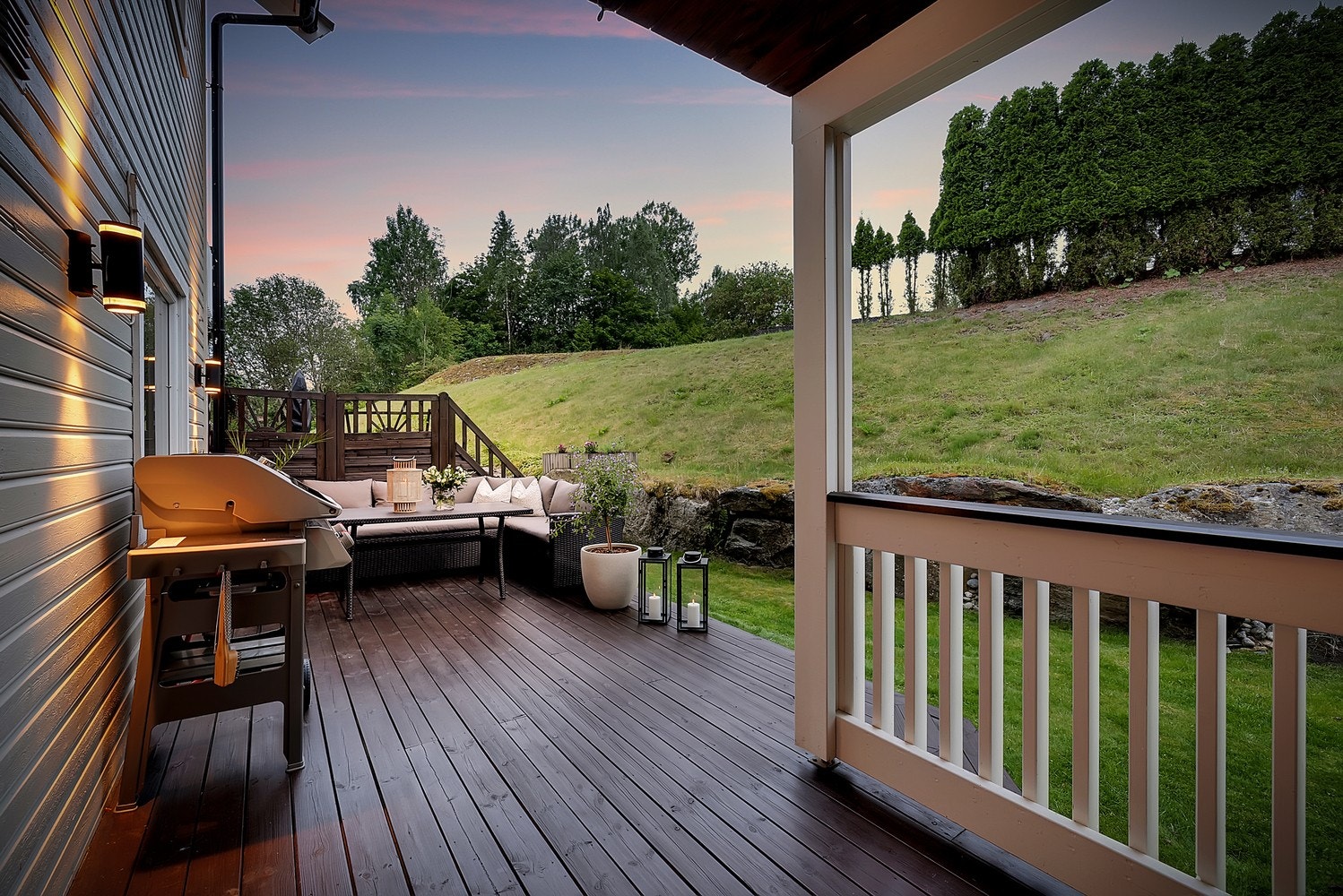 Den er av god størrelse (ca. 17 kvm) og har god plass til både utemøblement og grill. Det er ekstra trivelig med litt hage/plen i front! Galleribilde