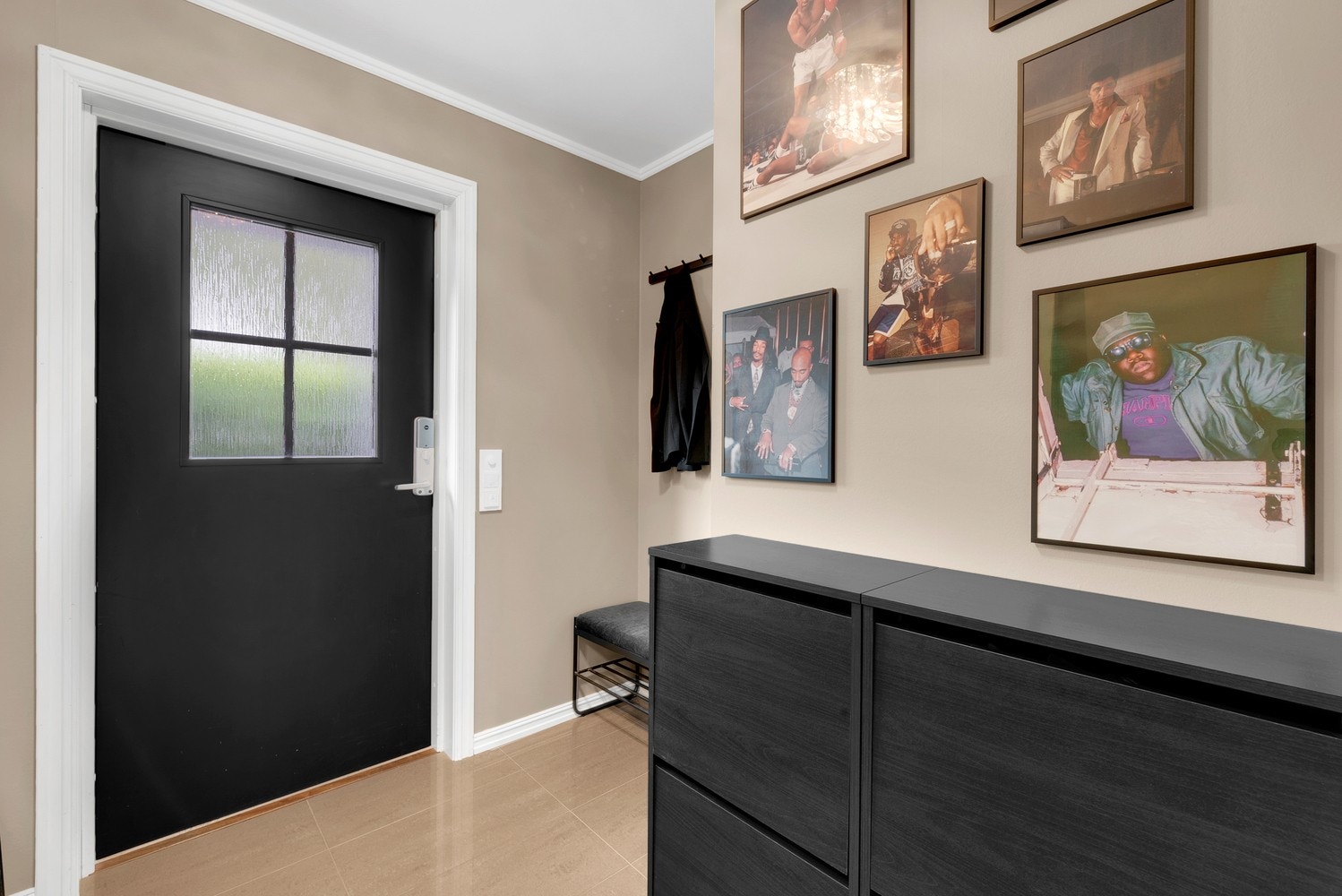 Entréen er innbydende med flislagt gulv og gir et godt førsteinntrykk av boligen. Her har du god plass til å du henge fra deg yttertøy! Galleribilde