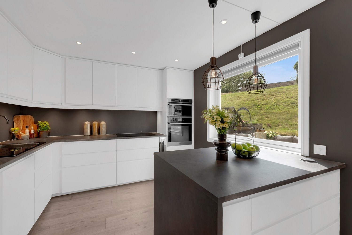 Boligens kjøkken er innbydende! Det romslige kjøkkenet fra 2016 har innredning med glatte fronter og benkeplater av laminat. Galleribilde