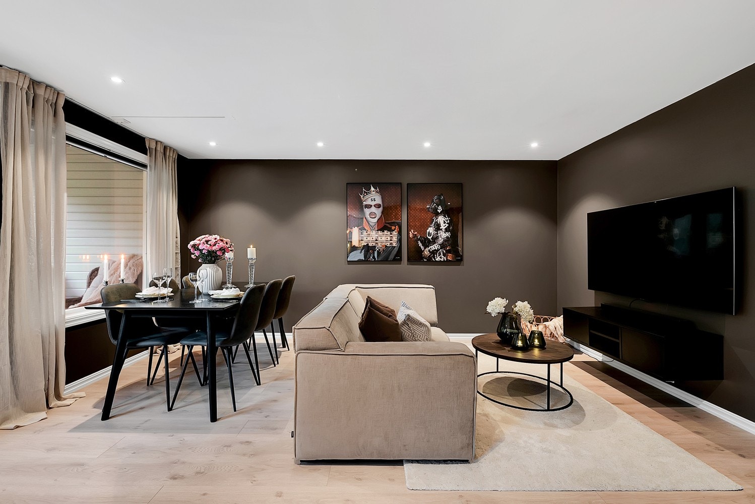 Boligens stue er av god størrelse med plass til både sofa med tilhørende møblement, samt en fin spisegruppe. Galleribilde