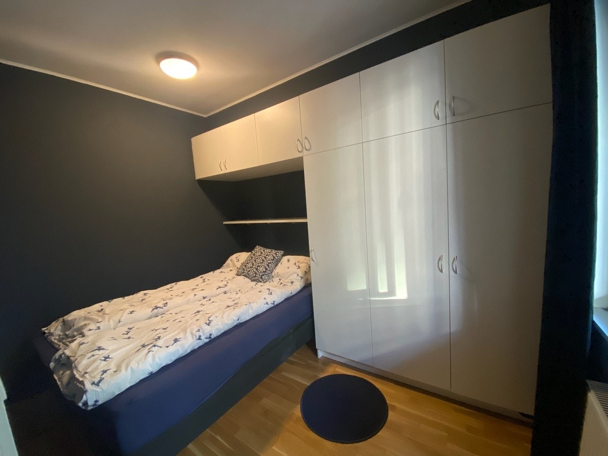 Soverom med plassbygget klesskap Galleribilde